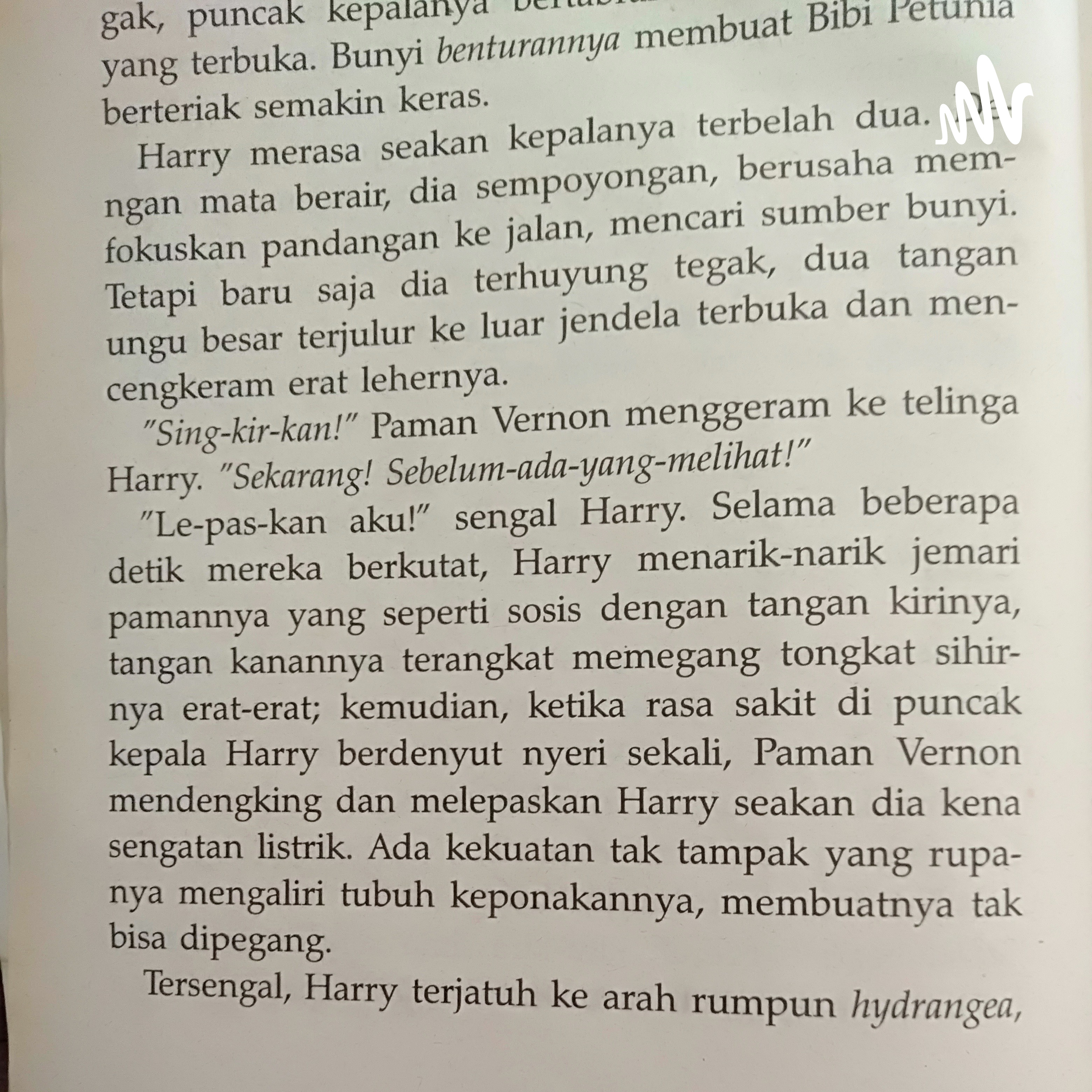Heri menarik-narik jemari pamannya yang seperti sosis dengan