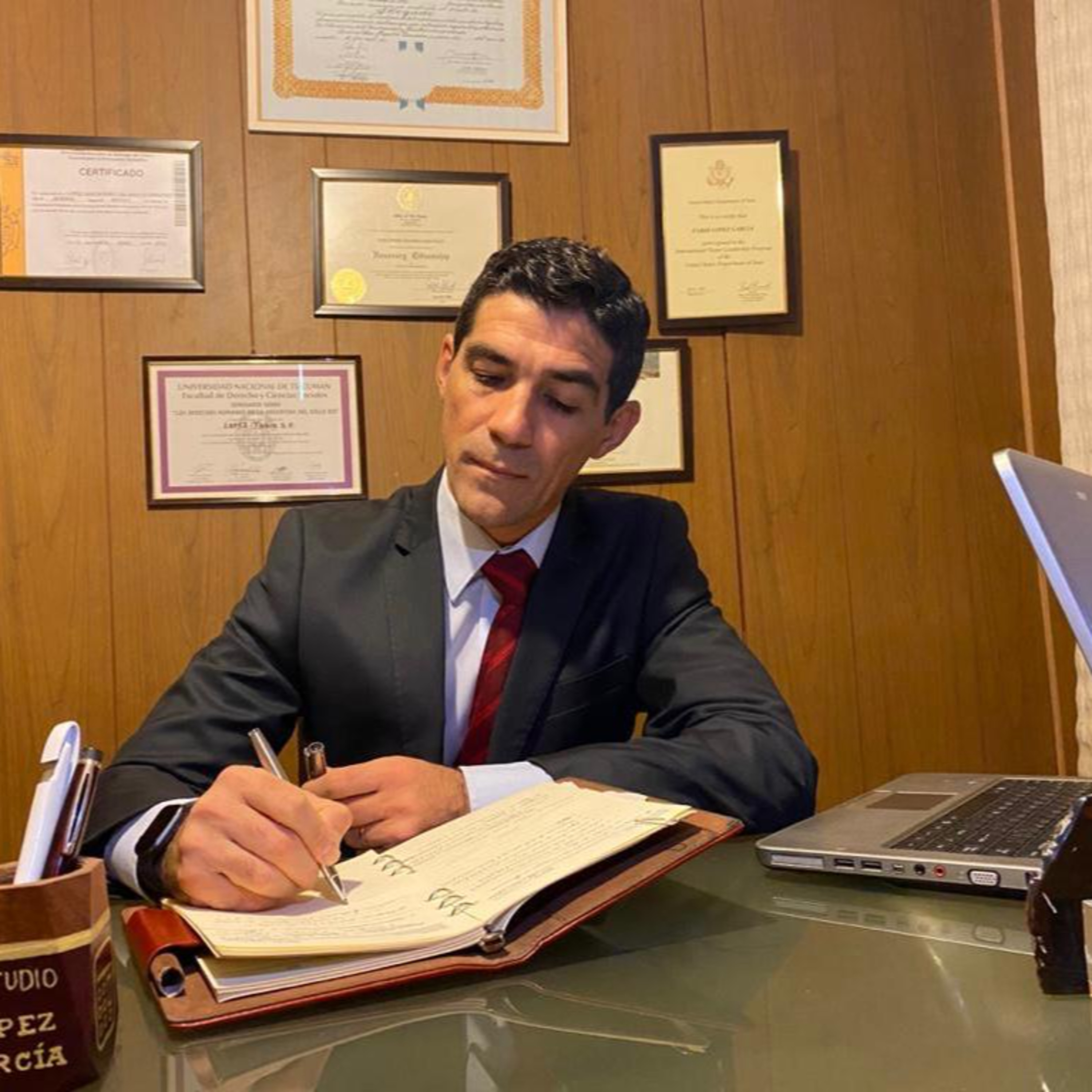López aseguró que armó un equipo de trabajo “para ponernos a disposición del pueblo” episode artwork