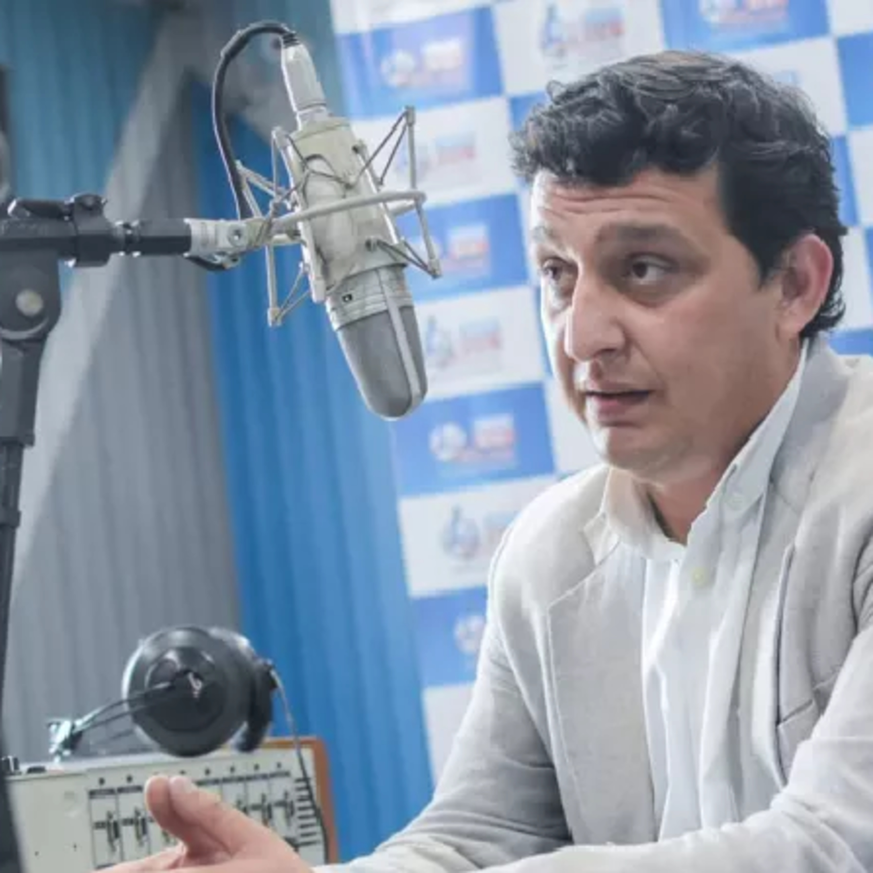 Alexandro "Los planes sociales deben ser temporarios, no se puede 'becar' de por vida a alguien de 22 años" episode artwork