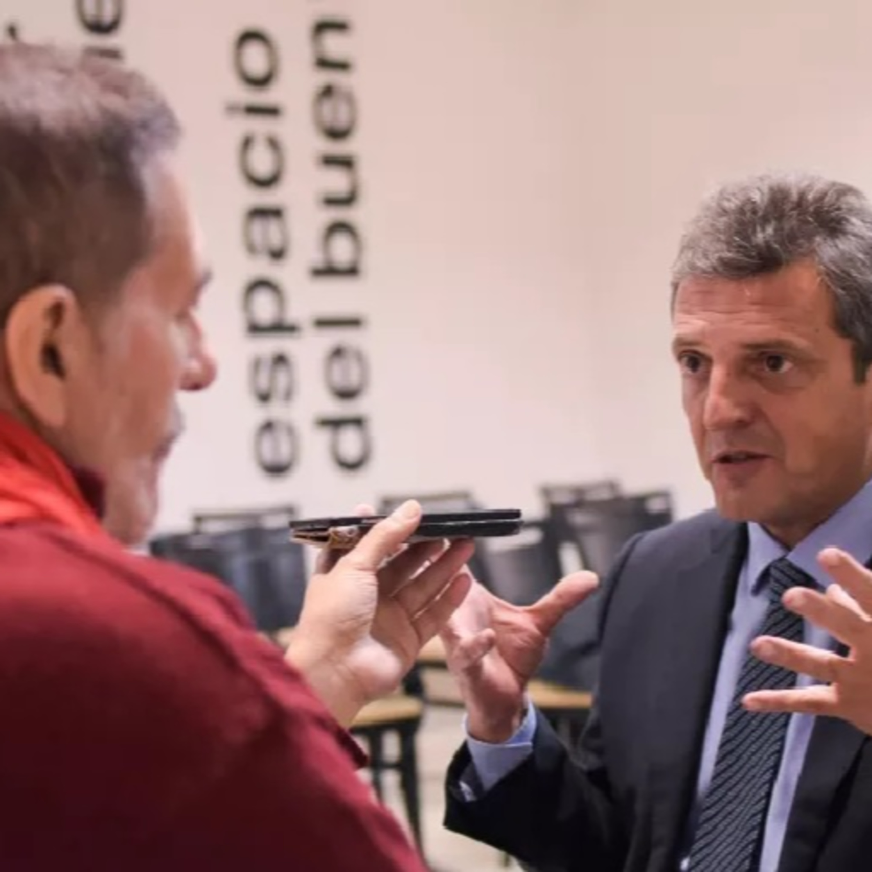 Sergio Massa “En cuatro años, Macri bajó 20 puntos el ingreso de los argentinos” episode artwork