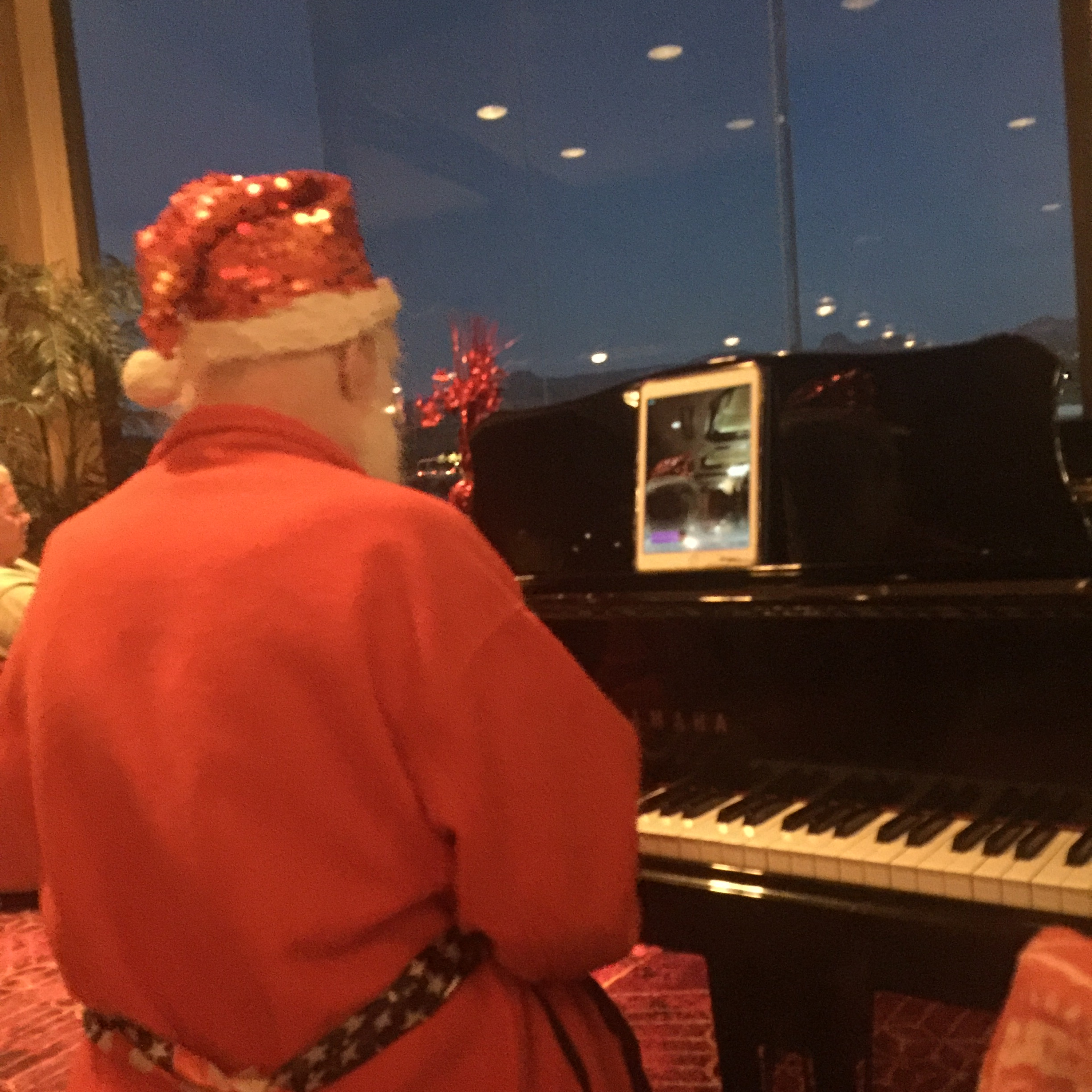 Santa James Zyla\'s Internet Piano Bahn