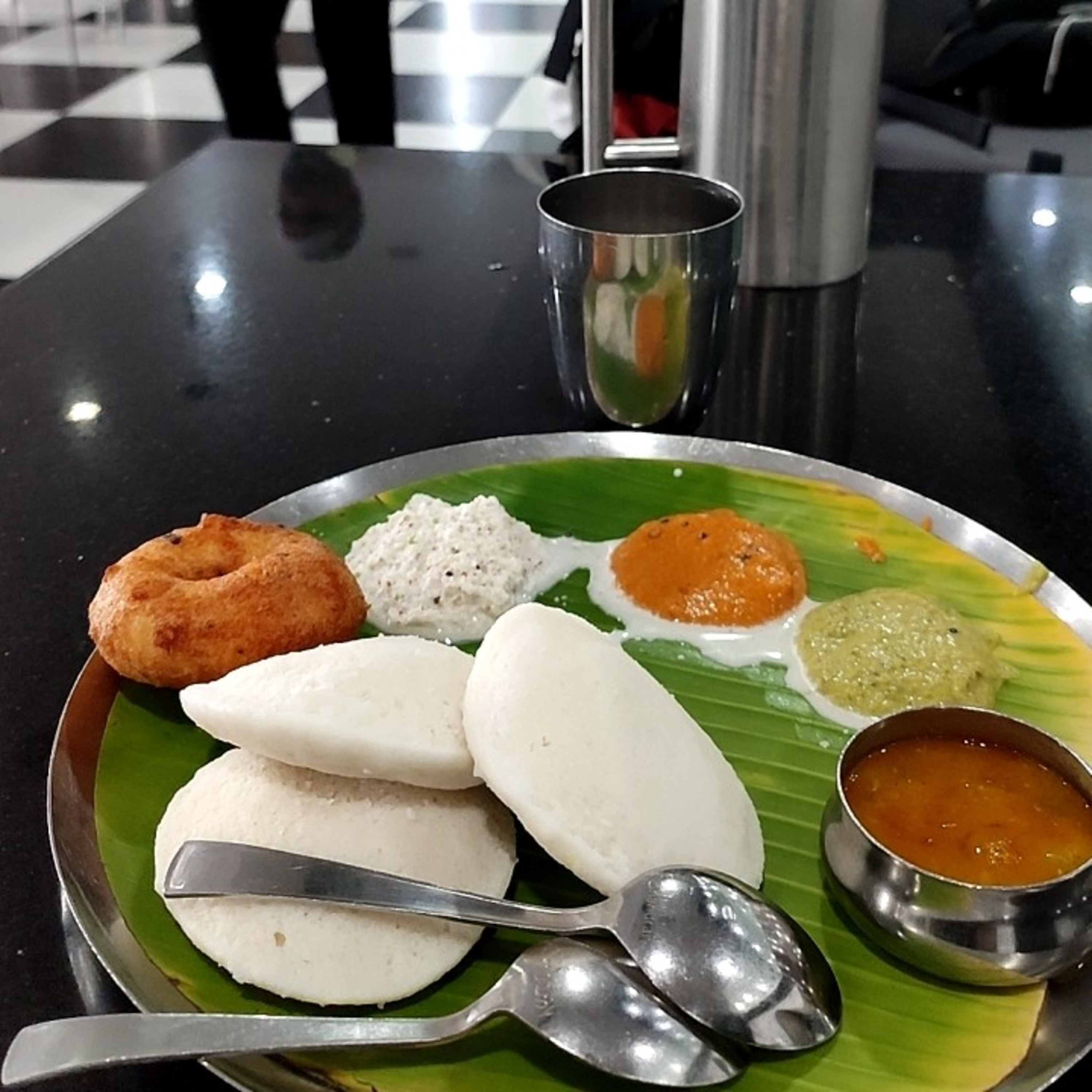 南インド朝ごはん食べてます