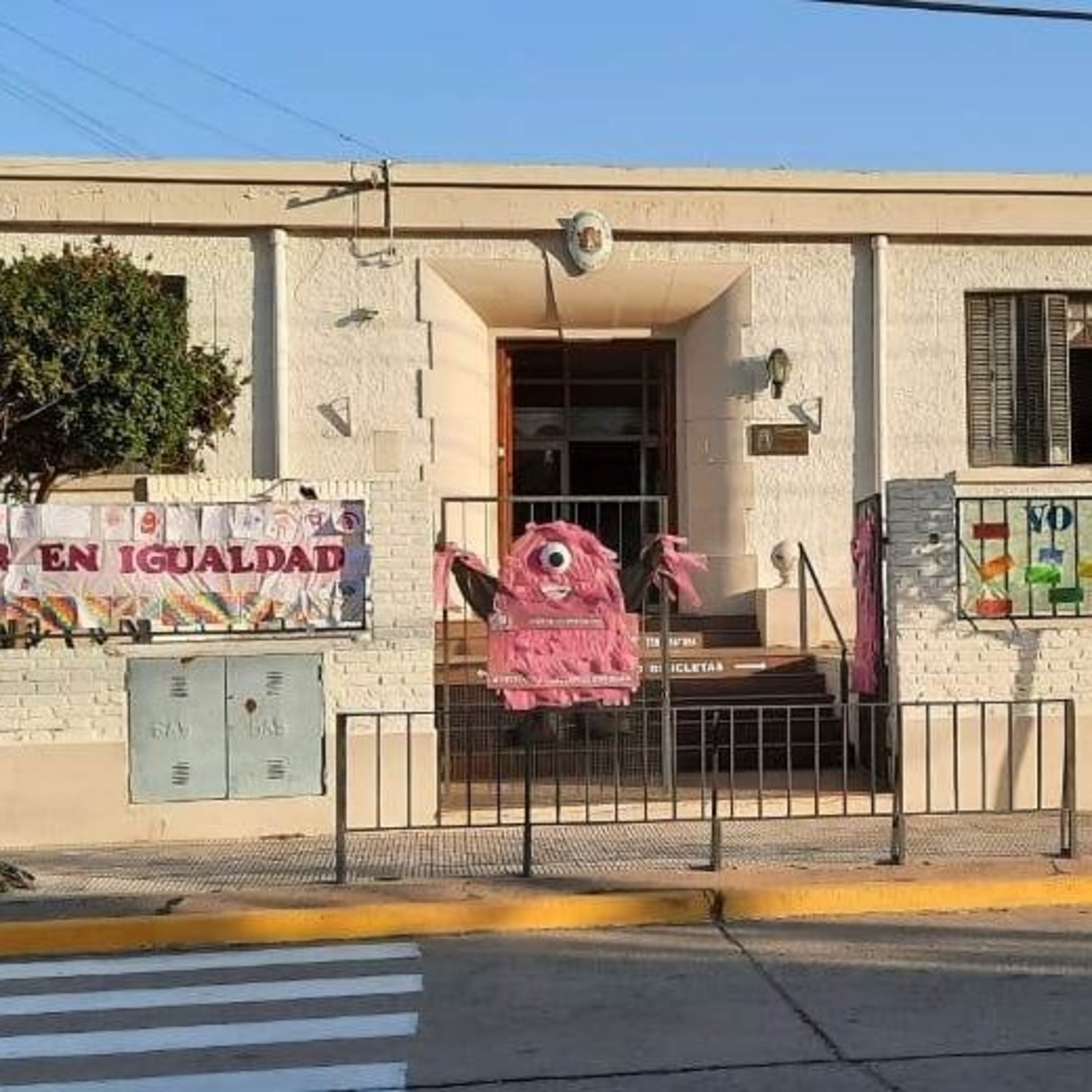 Un docente asistió a un niño de 11 años que se ahogada durante el almuerzo episode artwork