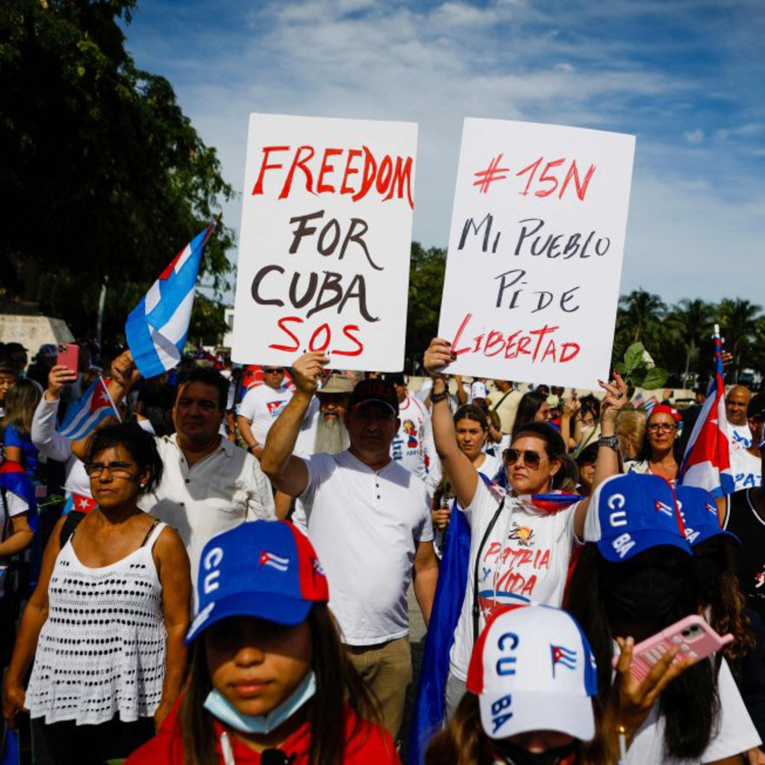 Protestas en Cuba; visita de políticos europeos a Miami; crisis migratoria; la baja popularidad de Biden y los problemas de Harris en la Casa Blanca episode artwork
