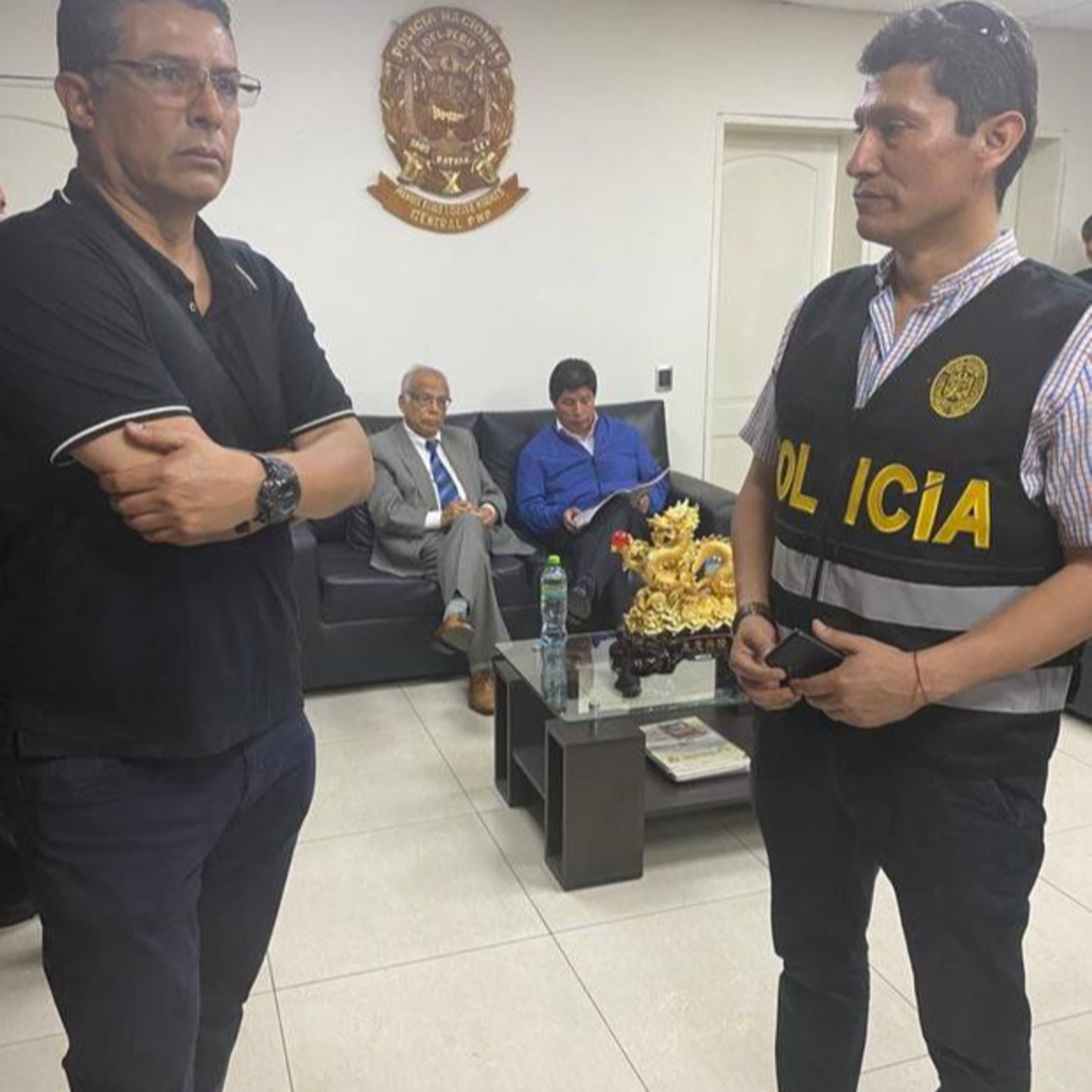 Auto-Golpe fallido en perú, el intercambio de prisioneros entre Rusia y EE.UU. y las últimas revelaciones del “twittergate” episode artwork