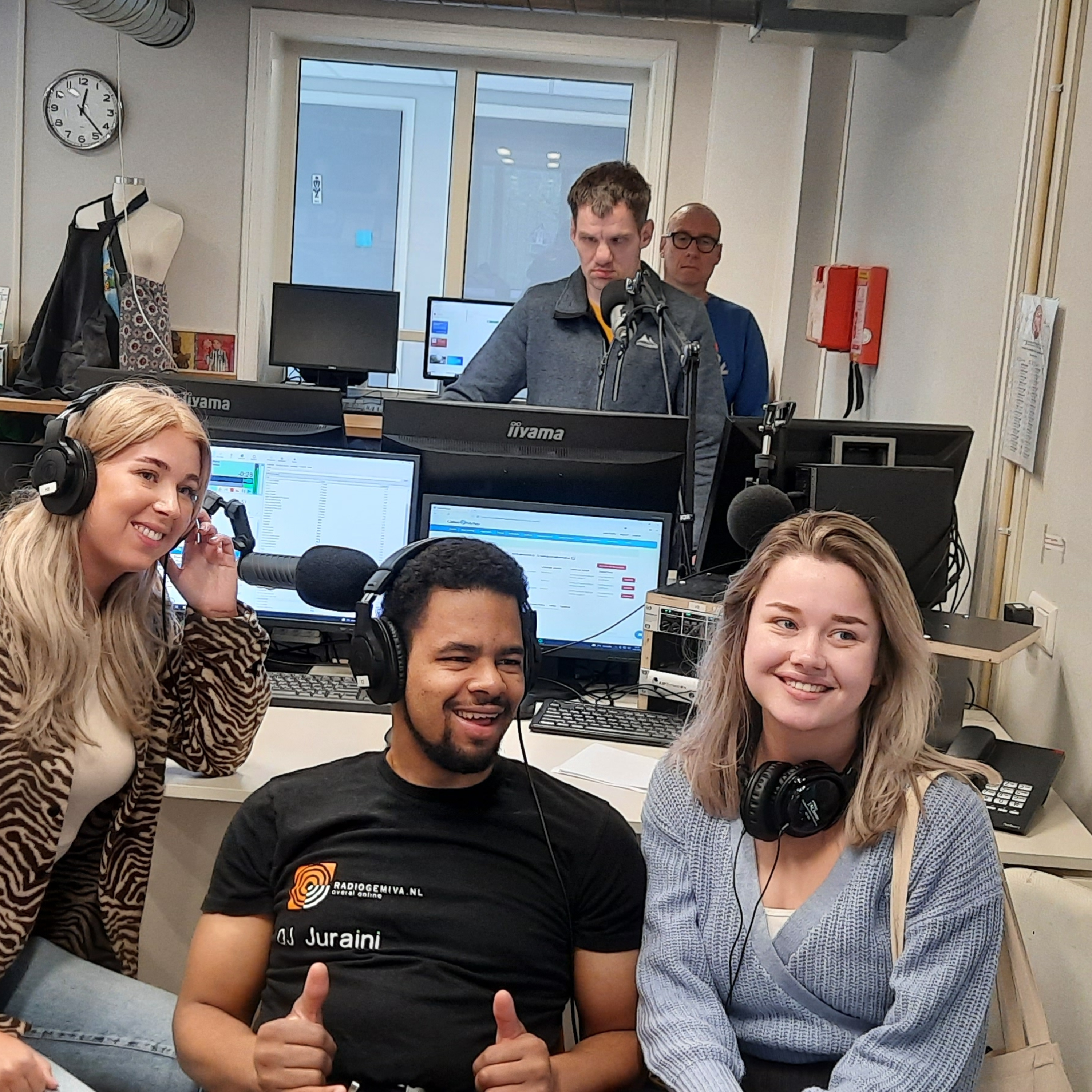 #89 De Regelmeisjes op studiobezoek bij DJ Juraini