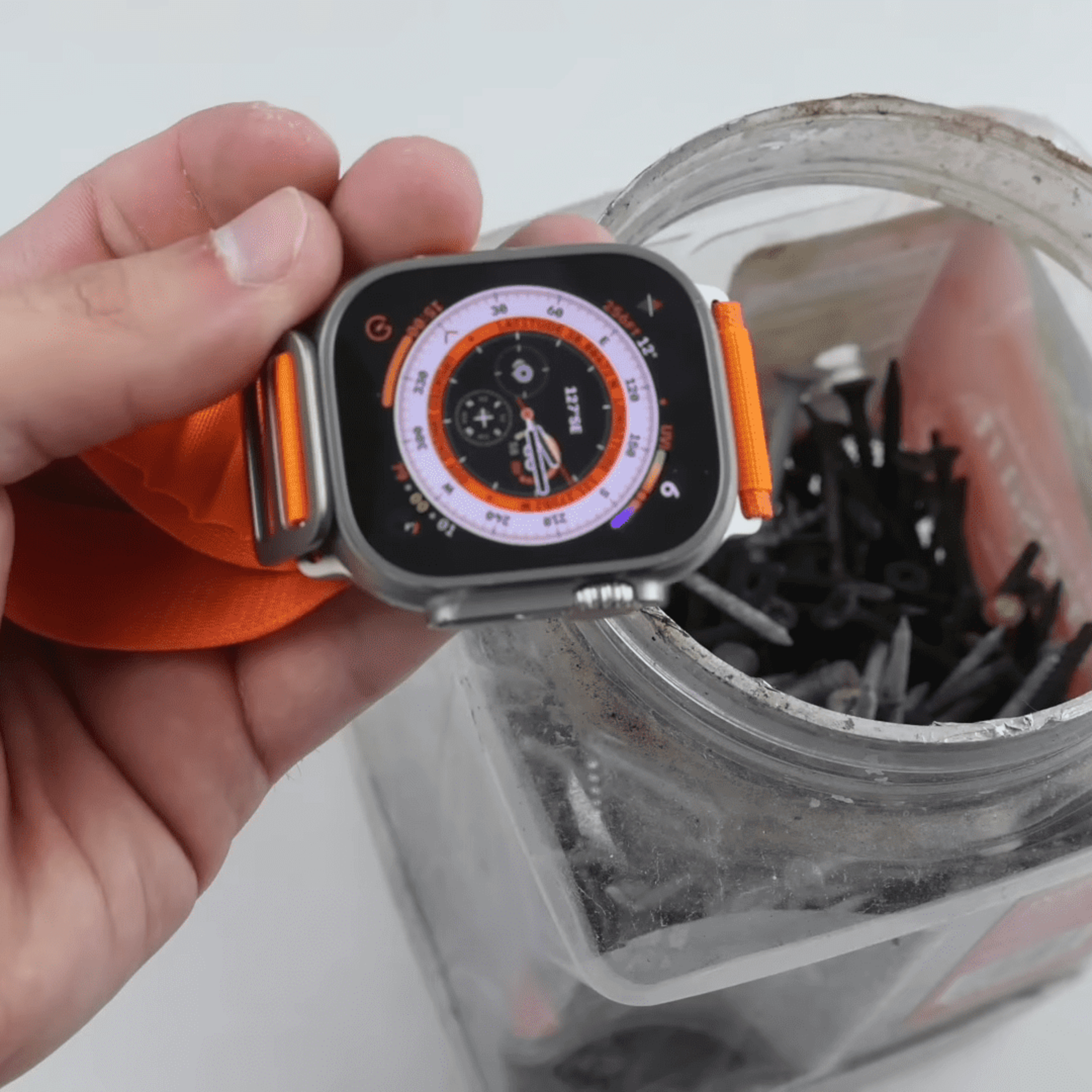 YouTuber 極限測試 Apple Watch Ultra，連枱面都被鑿爛 episode artwork