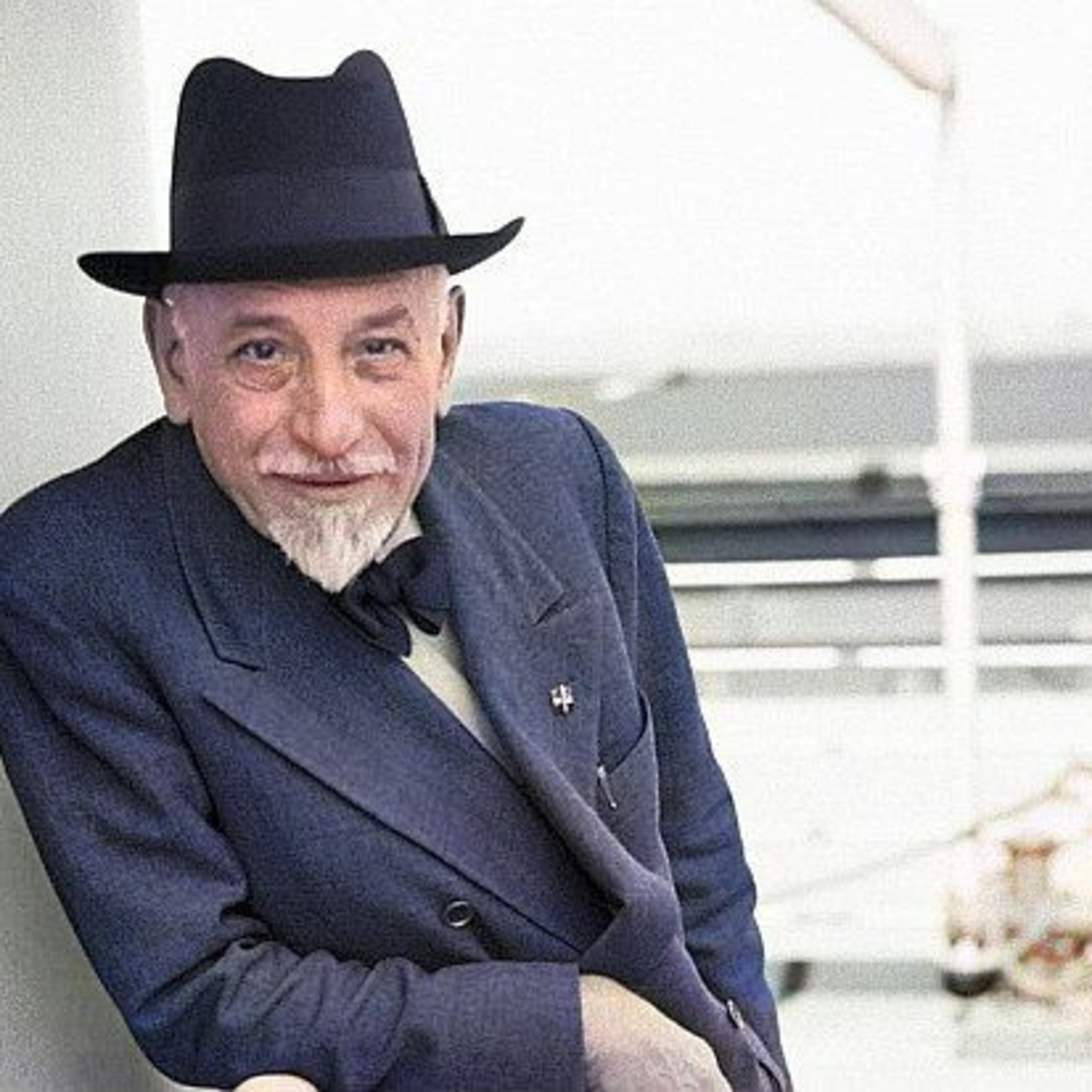 Pensiero del giorno: Frasi! Frasi! Come se non fosse il conforto di tutti,
Luigi Pirandello  episode artwork