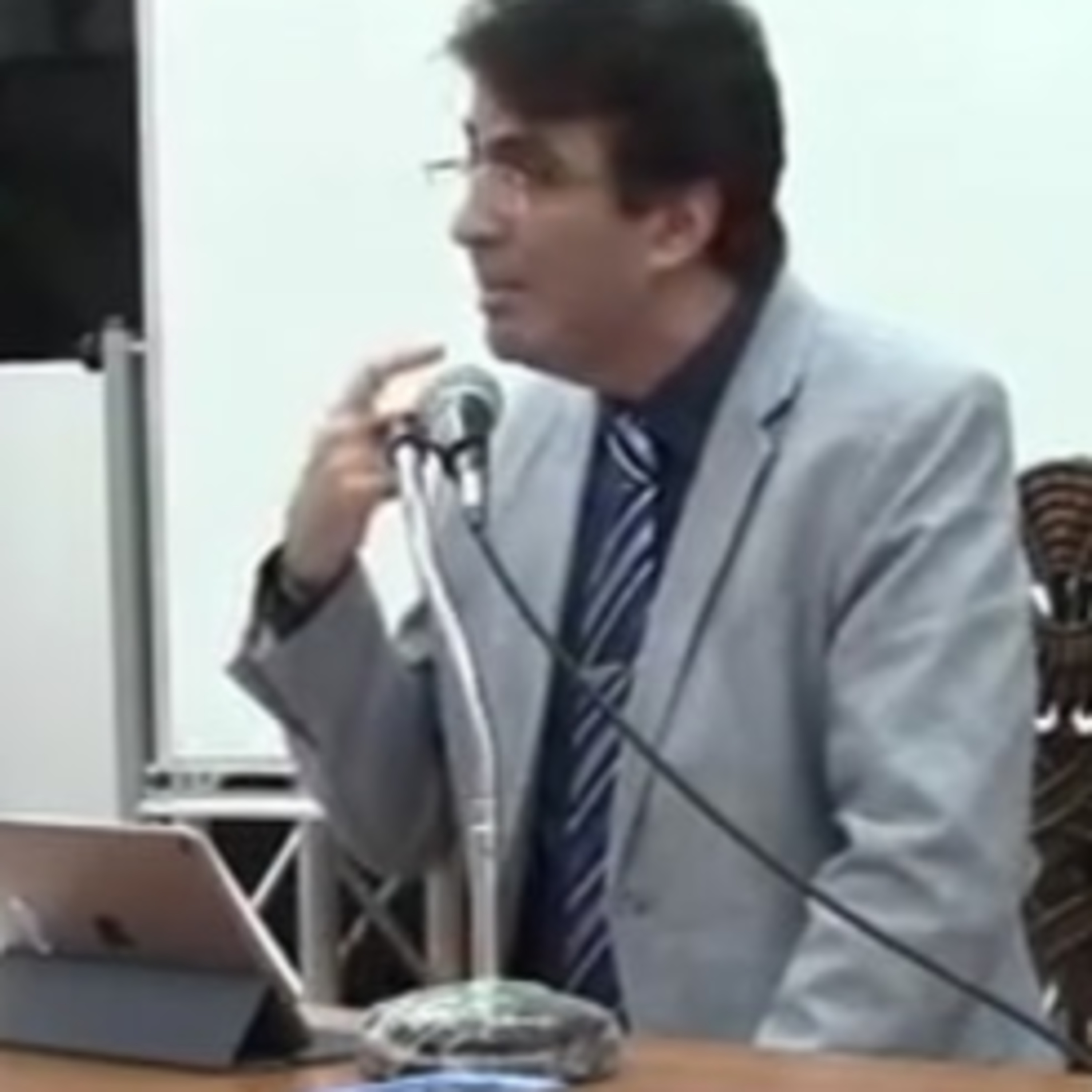 کاور آرش نراقی: آواز خدا؛ بازسازی نظریه فضل الرحمان در خصوص مکانیسم تنزیل وحی