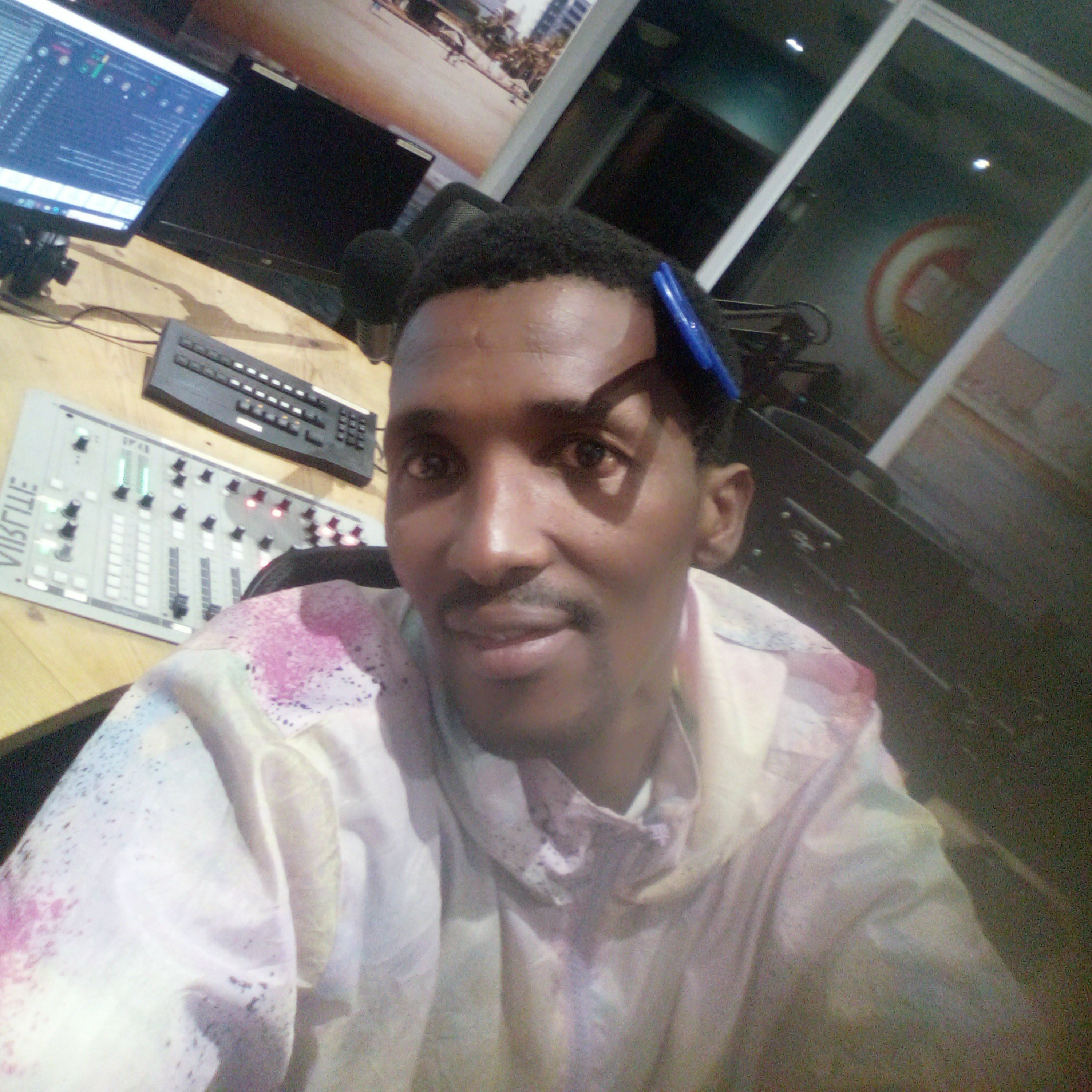 LIVE: MiddMornings:DYR1051 Your Music Your Station!! Wakeup With Great Content Every-Friday Morning  episode artwork