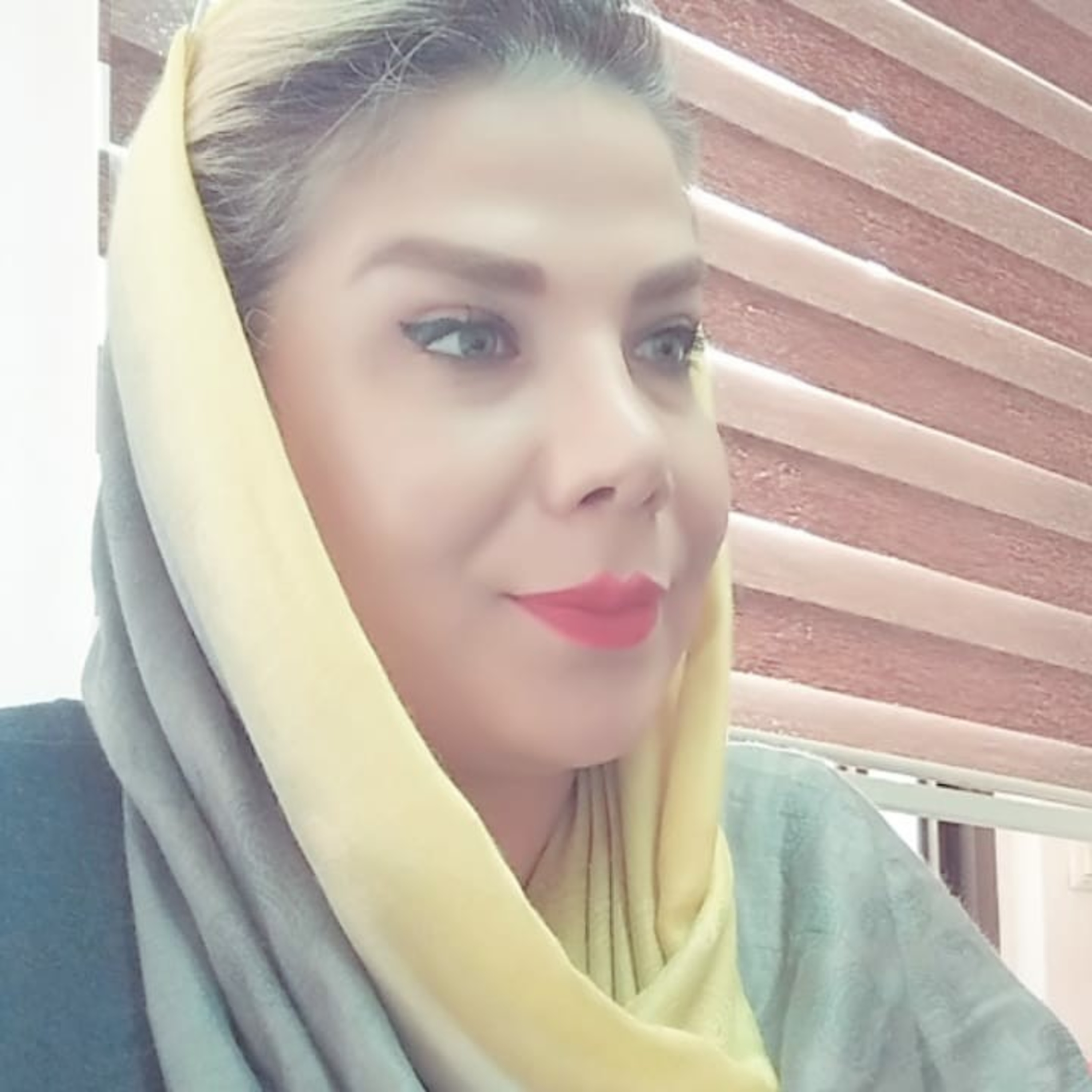 کاور تمرین برگ های شناور در رودخانه