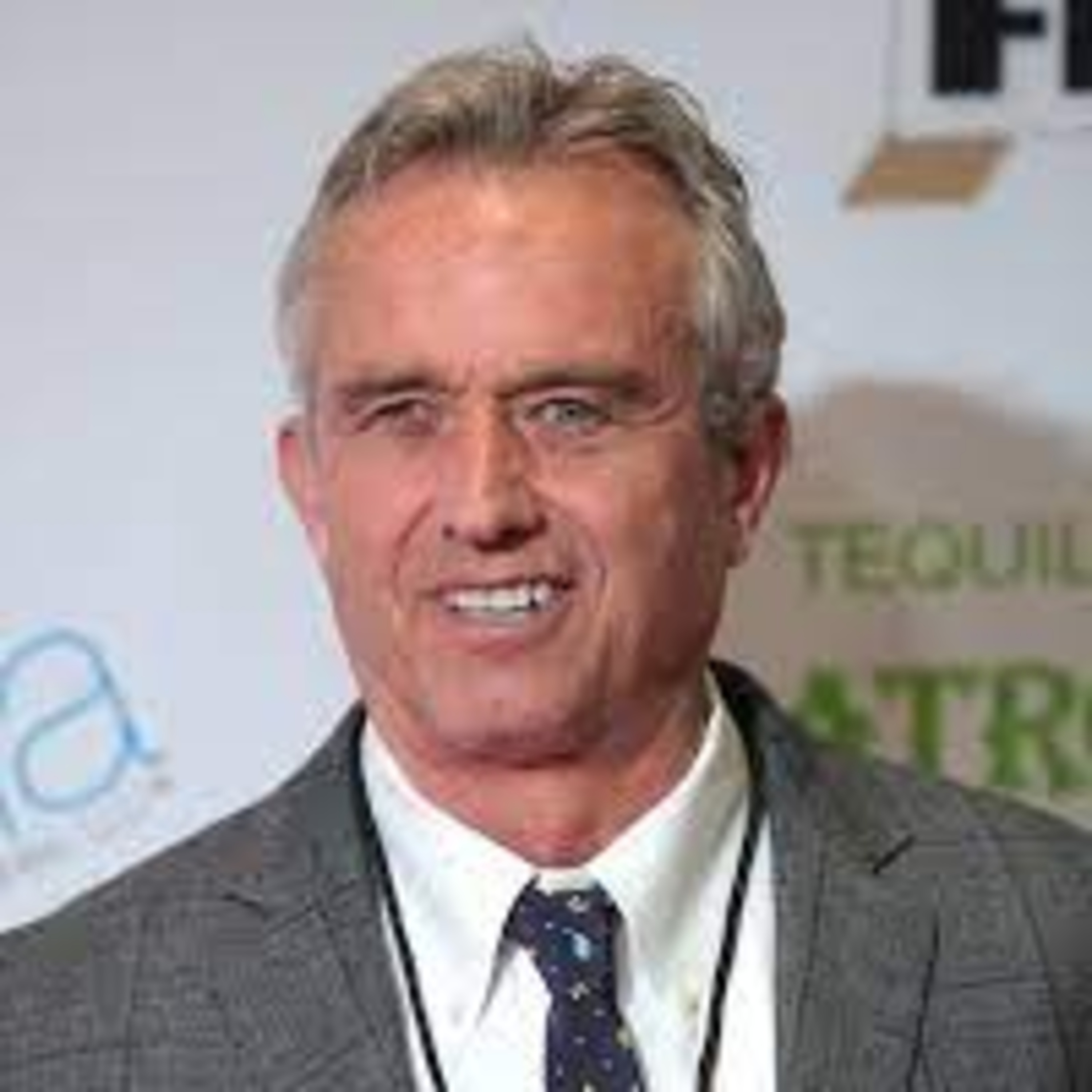 Robert F. Kennedy Jr. y sus actividades sociales episode artwork