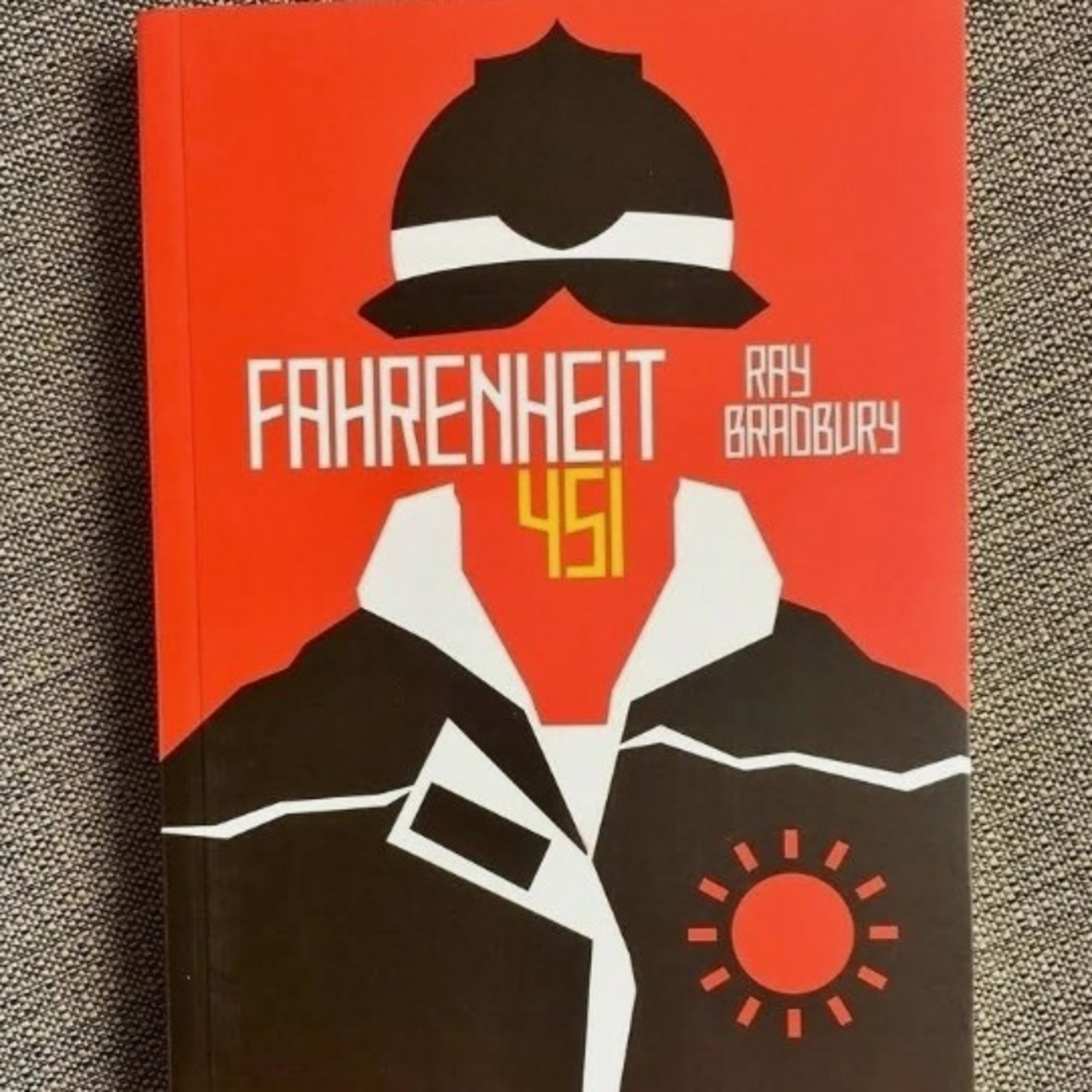 Ray Bradbury - Fahrenheit 451 - Introdução  episode artwork
