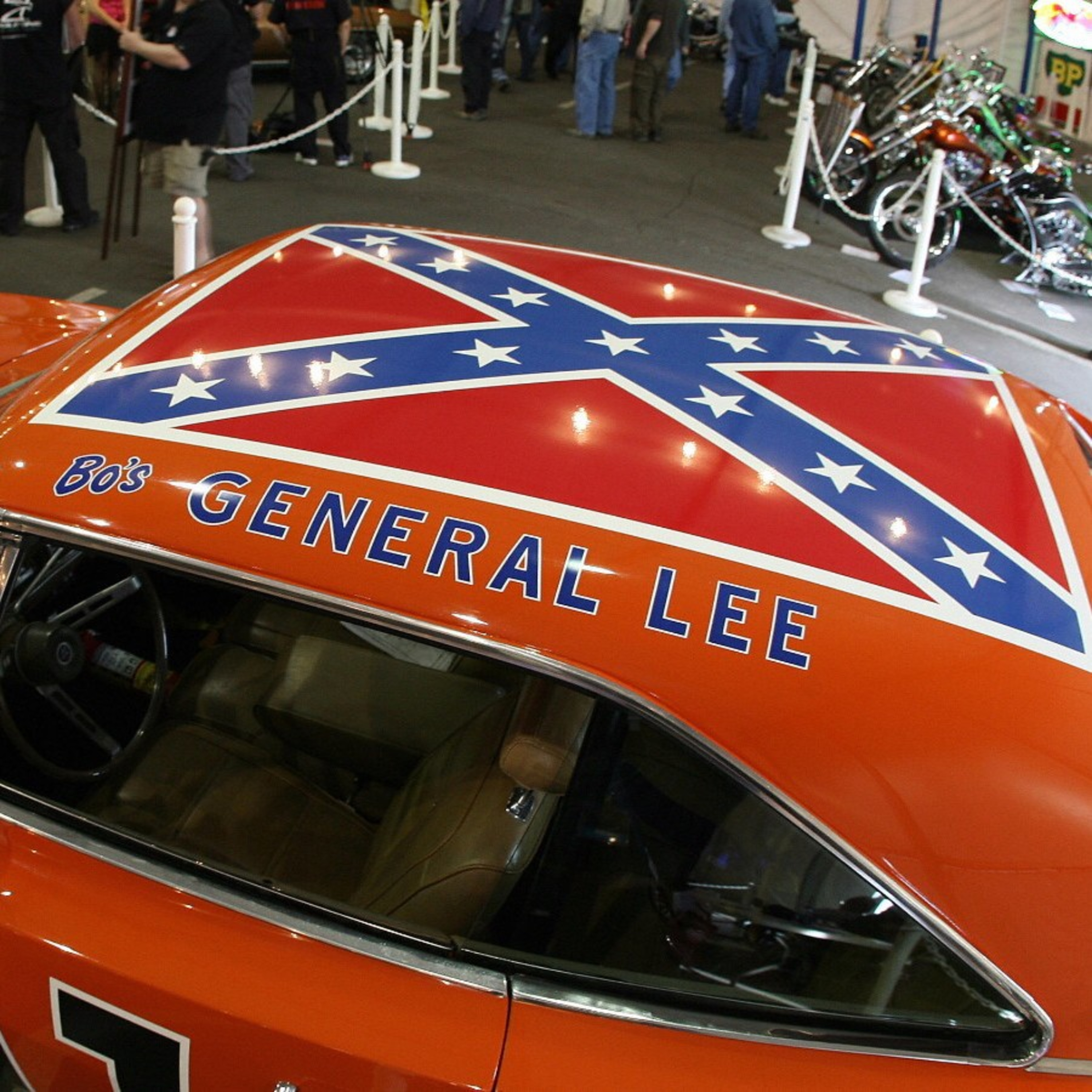 Confederate flags, Ice cube denouncing democrats, and exiting the red pill ("mainstream")