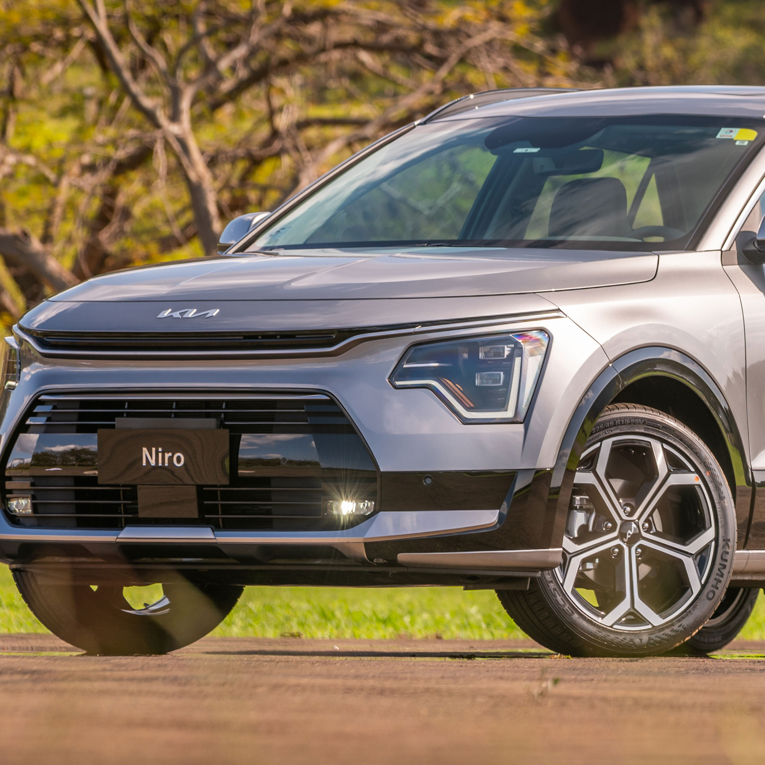 Kia Niro é o primeiro híbrido pleno da marca no Brasil e chega com preço próximo ao Corolla Cross episode artwork