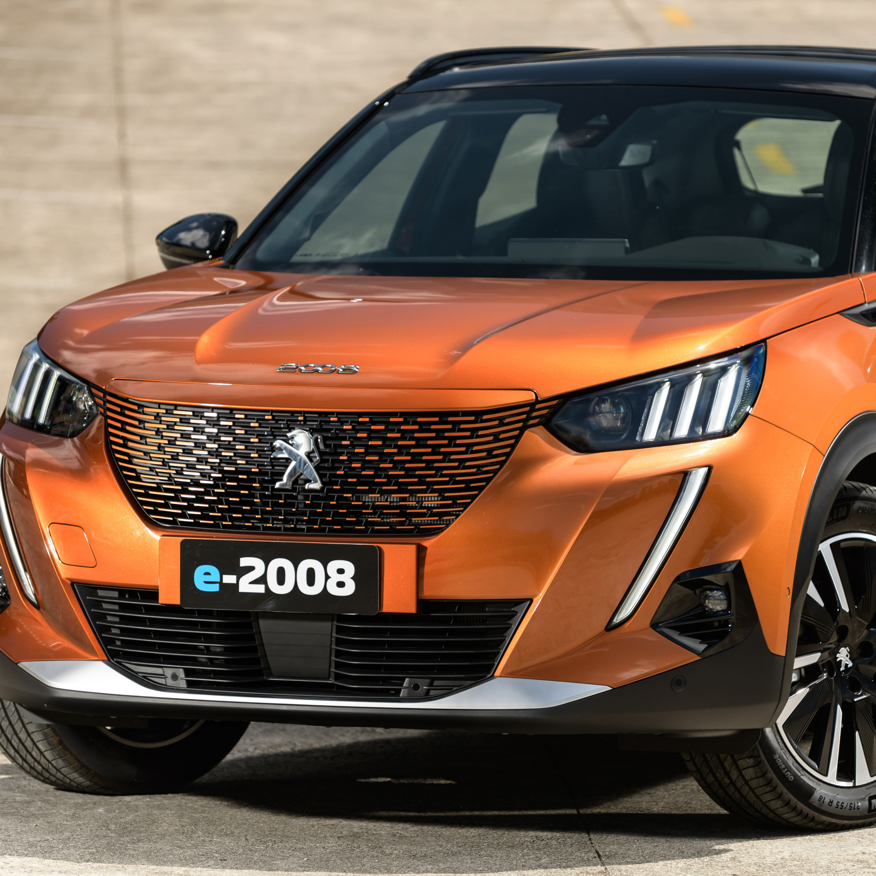 Peugeot e-2008 traz a geração mais recente do SUV ao país e ótimo custo-benefício entre elétricos episode artwork