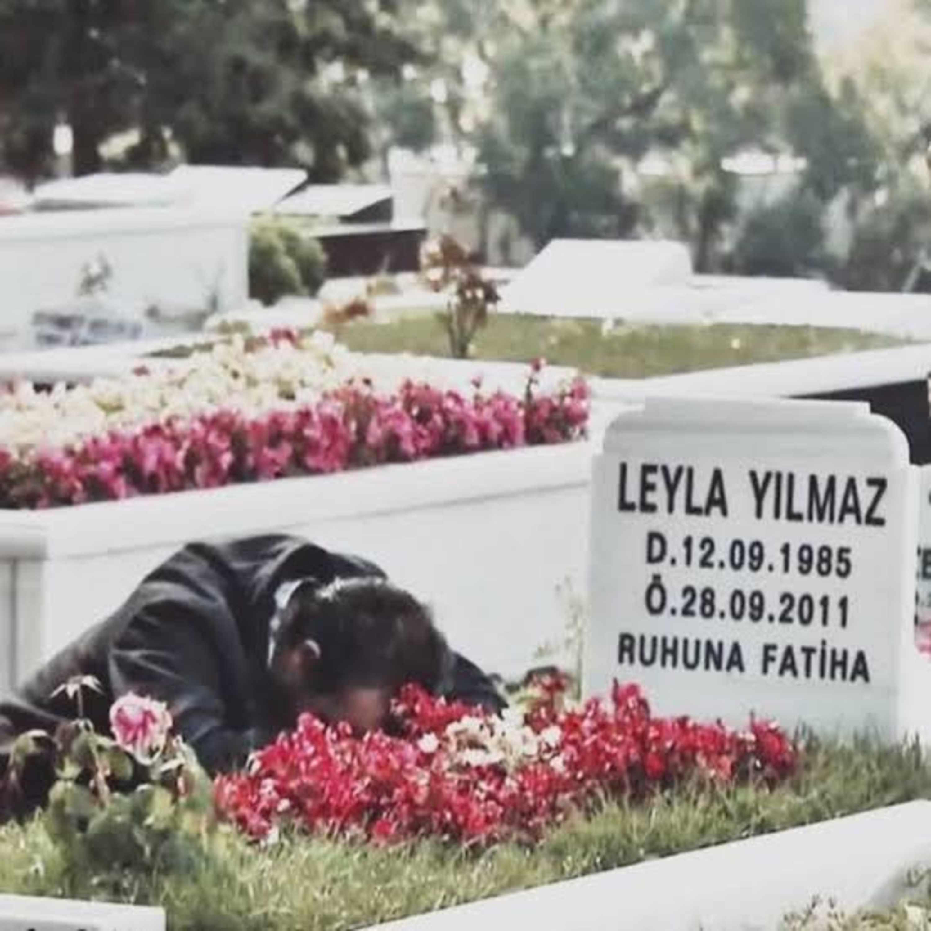 leyla ile mecnun-sen sırtında mezar taşıyla yaşıyorsun