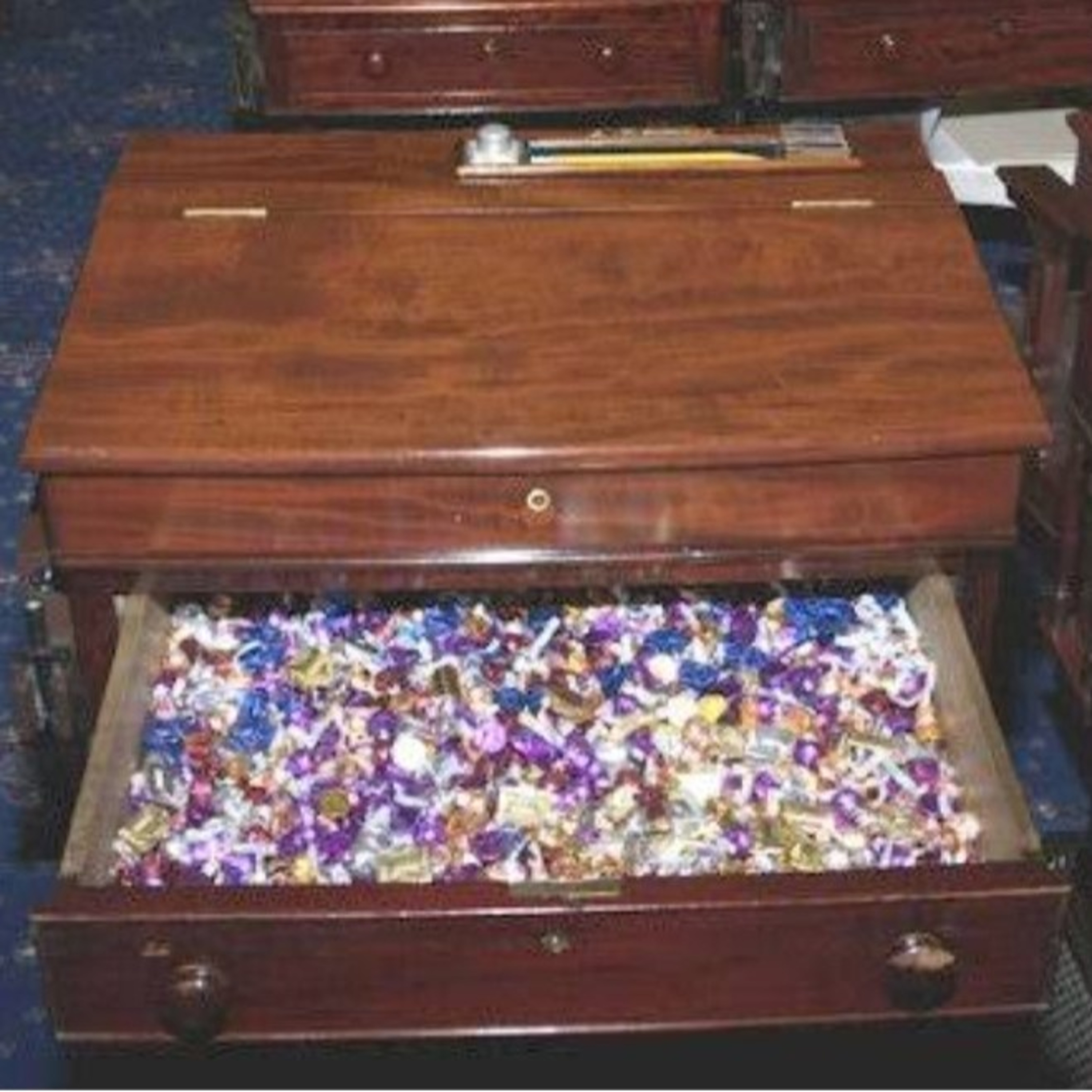 The History Of The Senate's Sweet “Candy Desk” [In Hindi] episode artwork