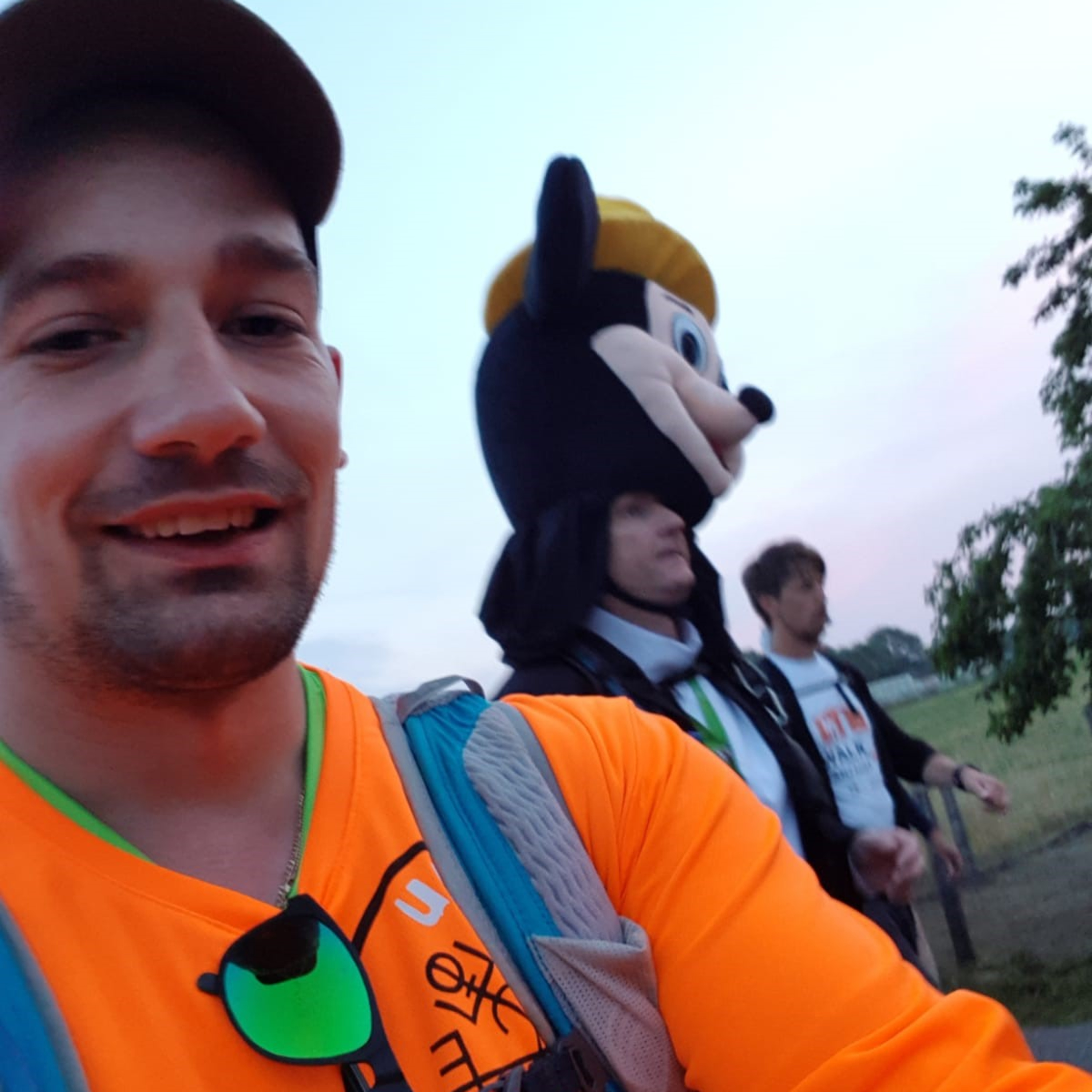 2019-07-18 Steve van Haren zingt het vierdaagselied in de Ochtendclub