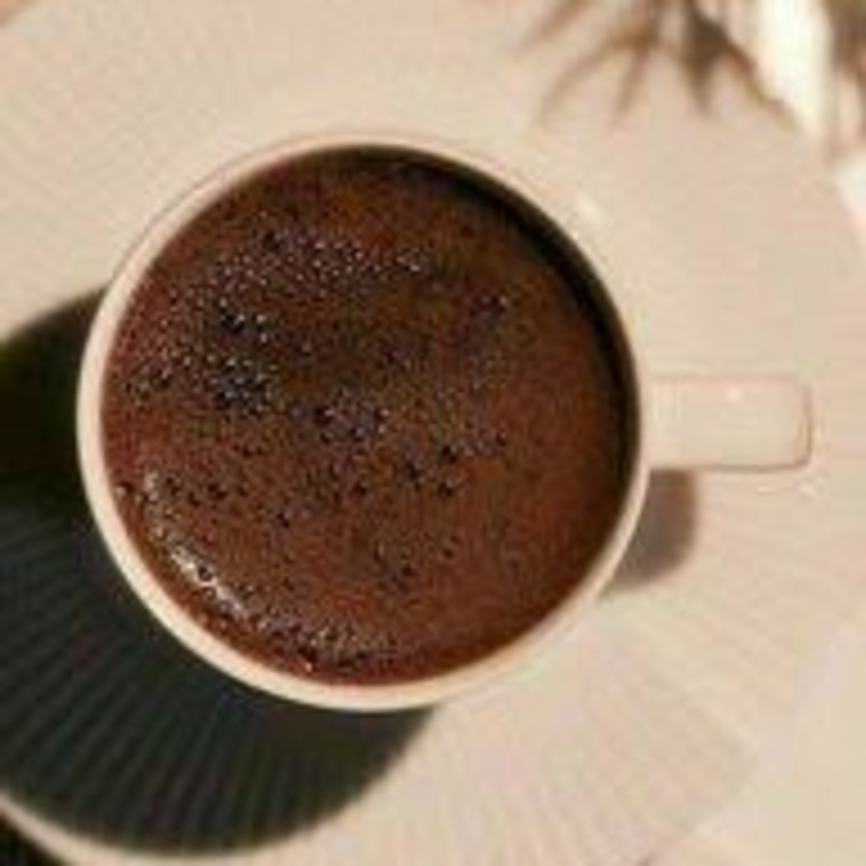 Café numa tarde chuvosa, sem chuva