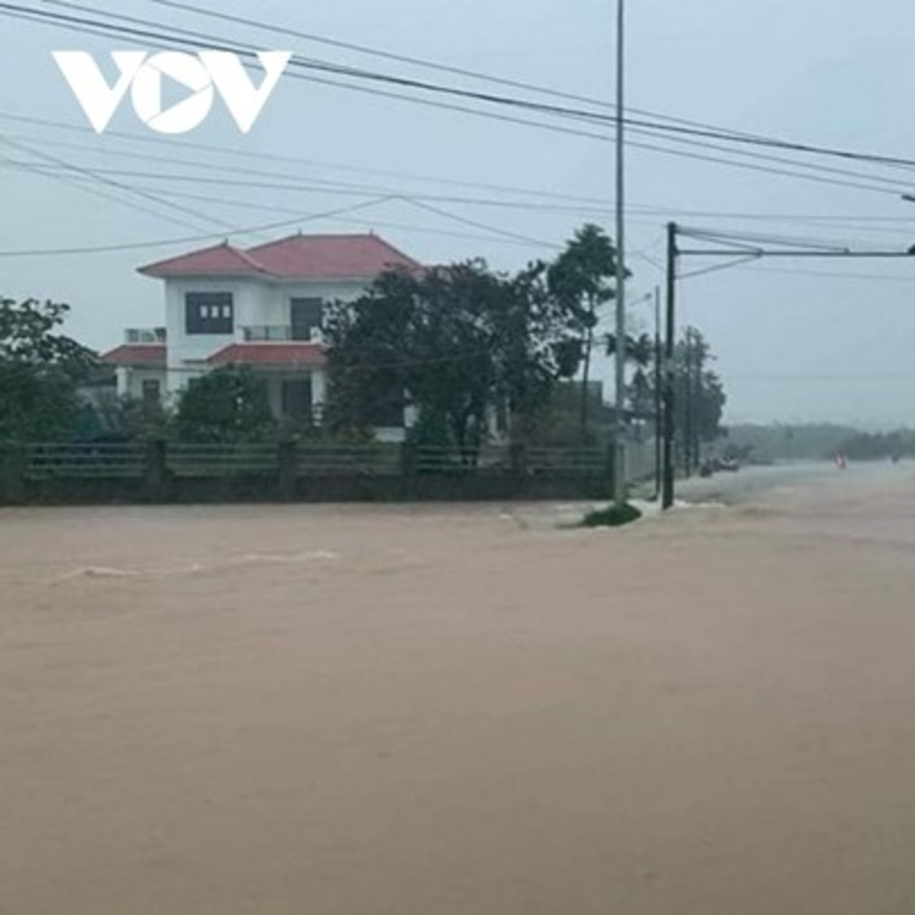 VOV - Sống chung với biến đổi khí hậu: Vì sao các tỉnh miền Trung lại liên tiếp phải hứng chịu đợt mưa lũ kéo dài episode artwork