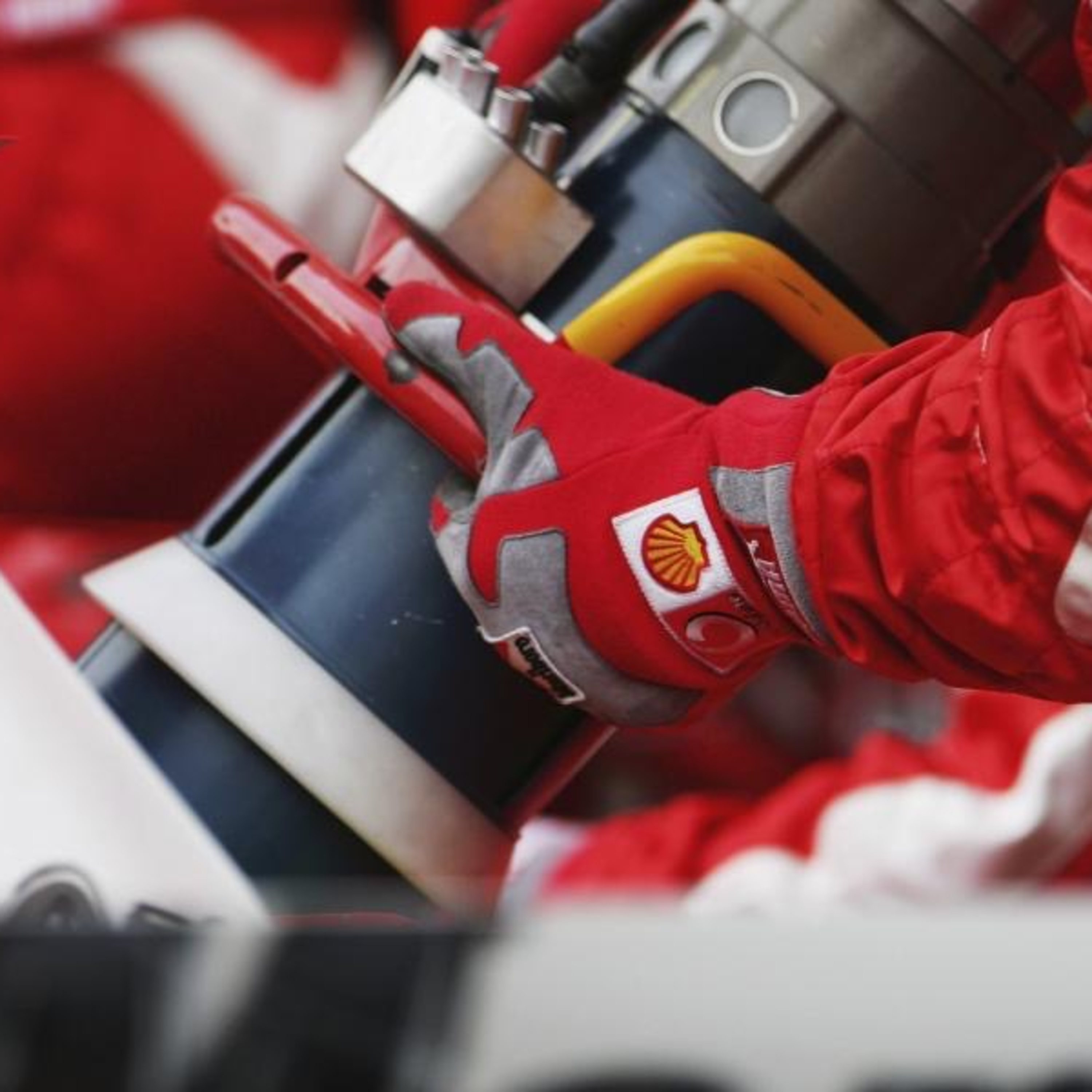 Palivá a mazivá v F1. Exkluzívna návšteva laboratória priamo na okruhu | EisKing TECH episode artwork