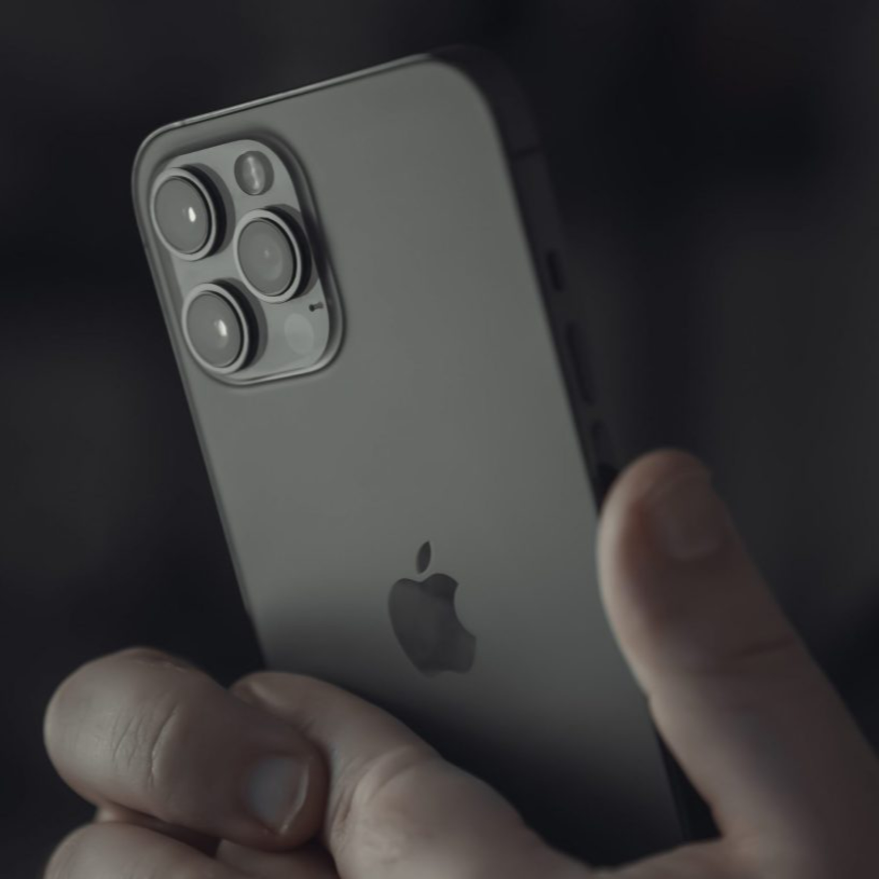 El iPhone 13 podría cargar otro móvil con su nueva función episode artwork
