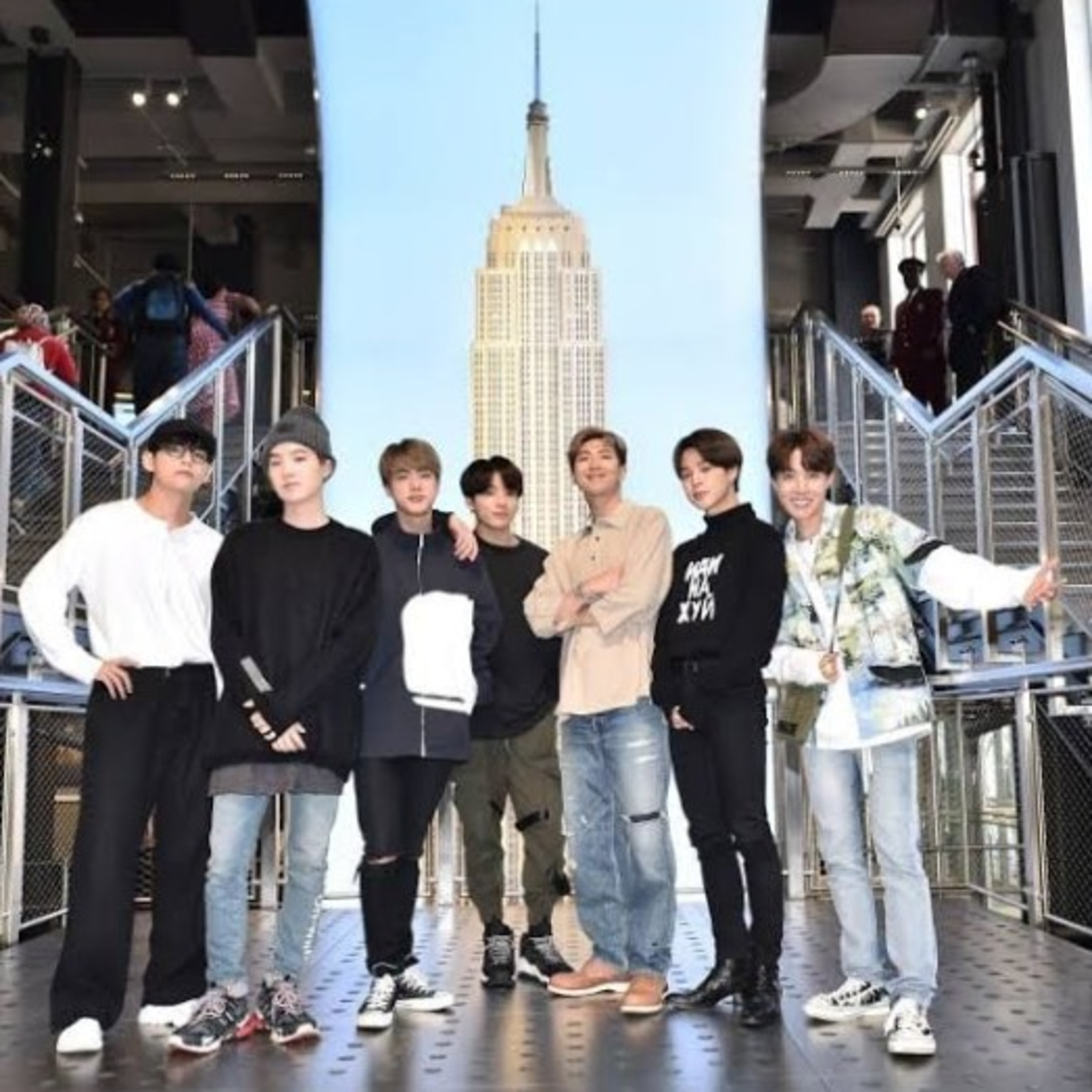 Hablando sobre el grupo de k-pop BTS. episode artwork