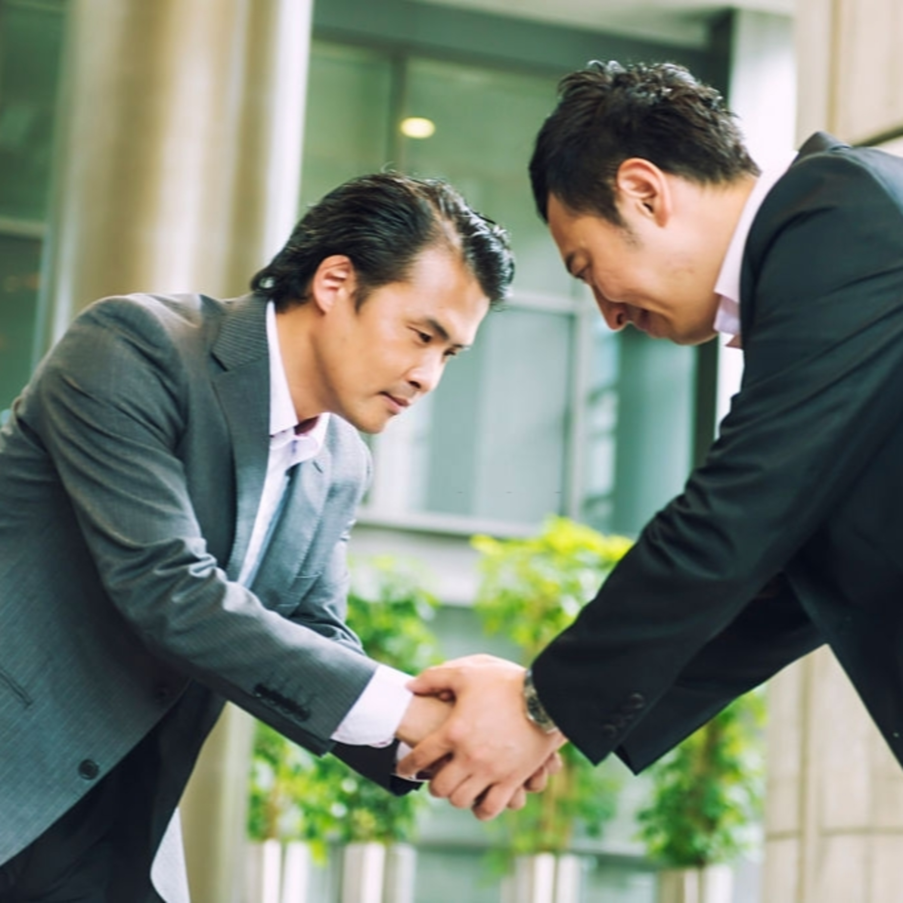 ESTEREOTIPOS DE NEGOCIOS CON JAPONESES y UNA EXPRESIÓN DE NEGOCIOS EN ÁRABE.