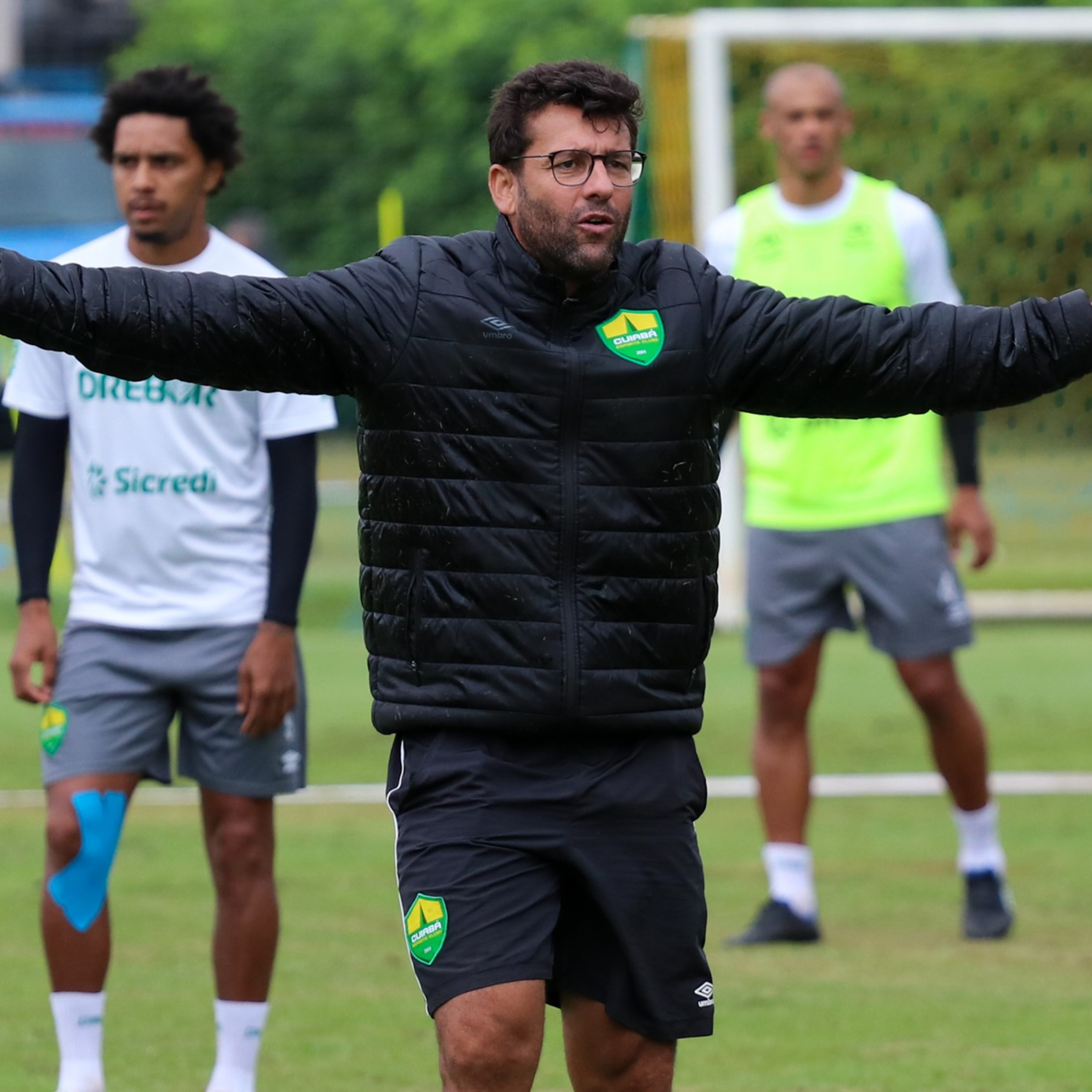 Jogando em casa Dourado