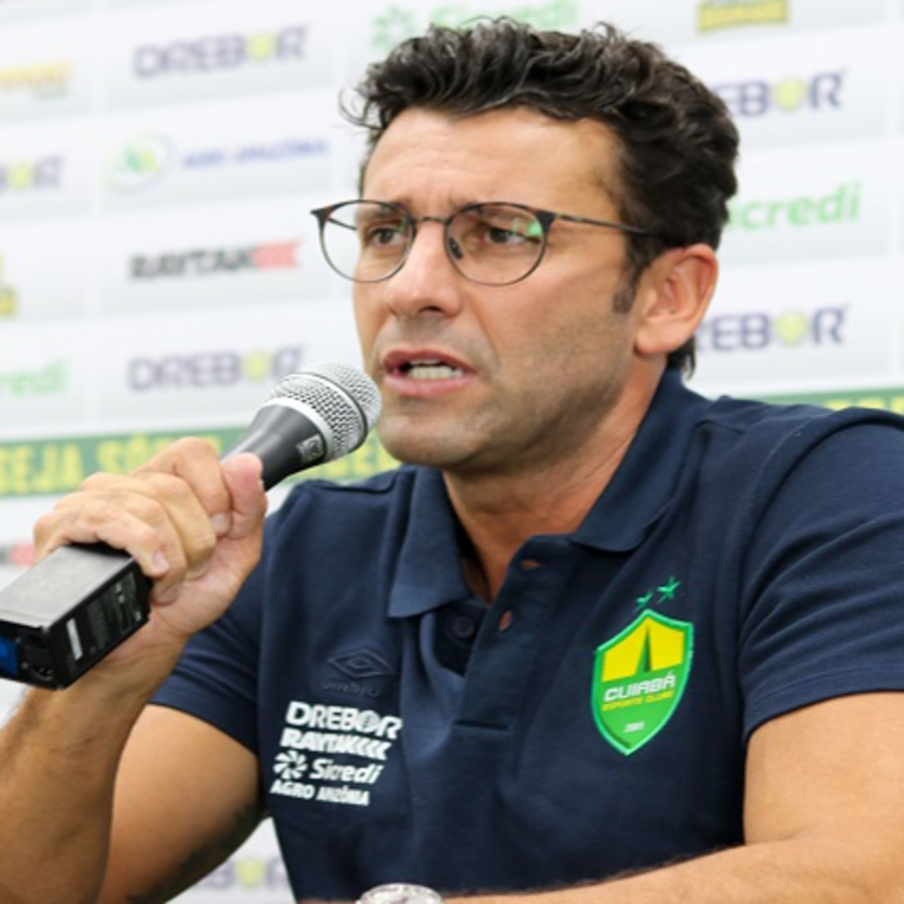 Jogando em casa Dourado