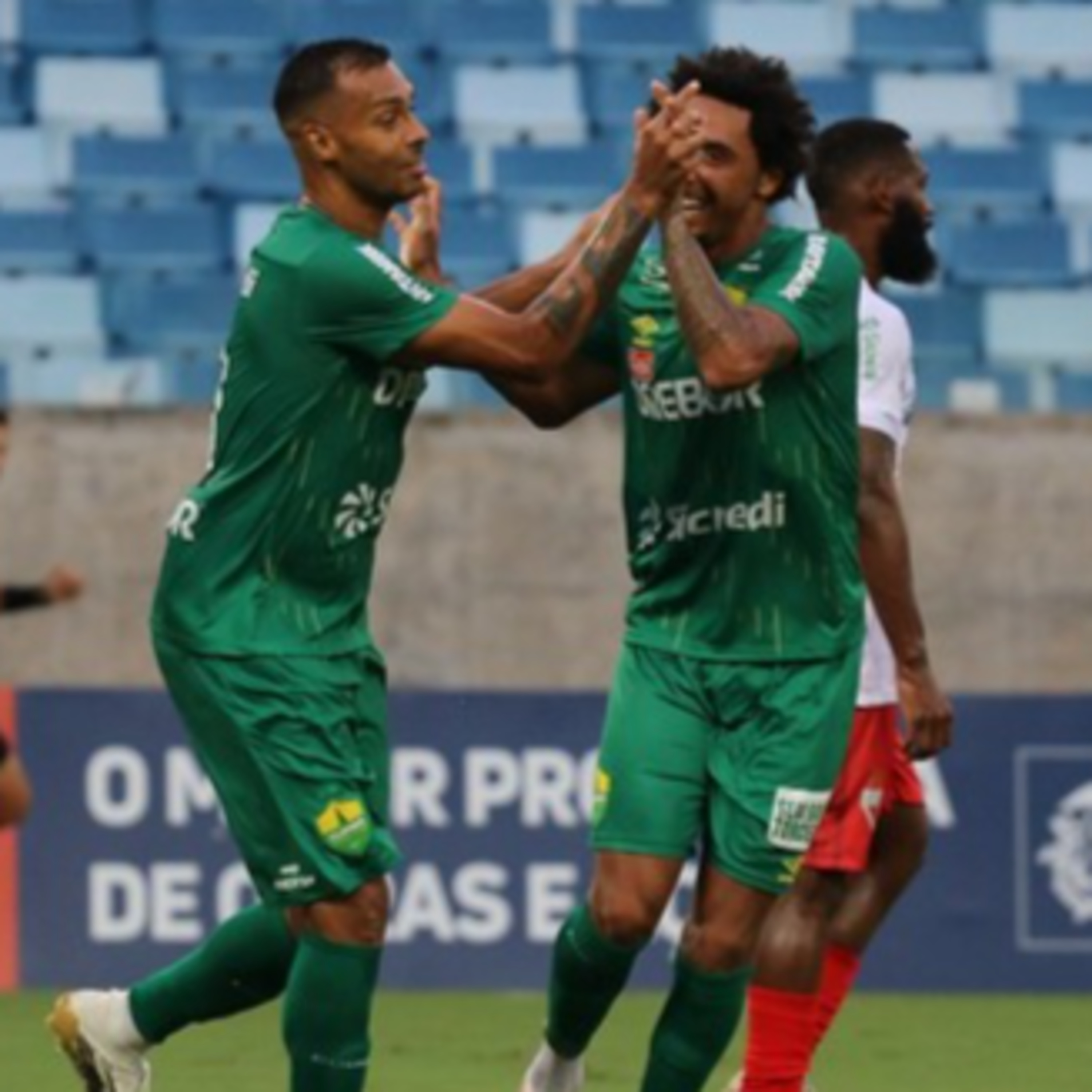 Jogando em casa Dourado