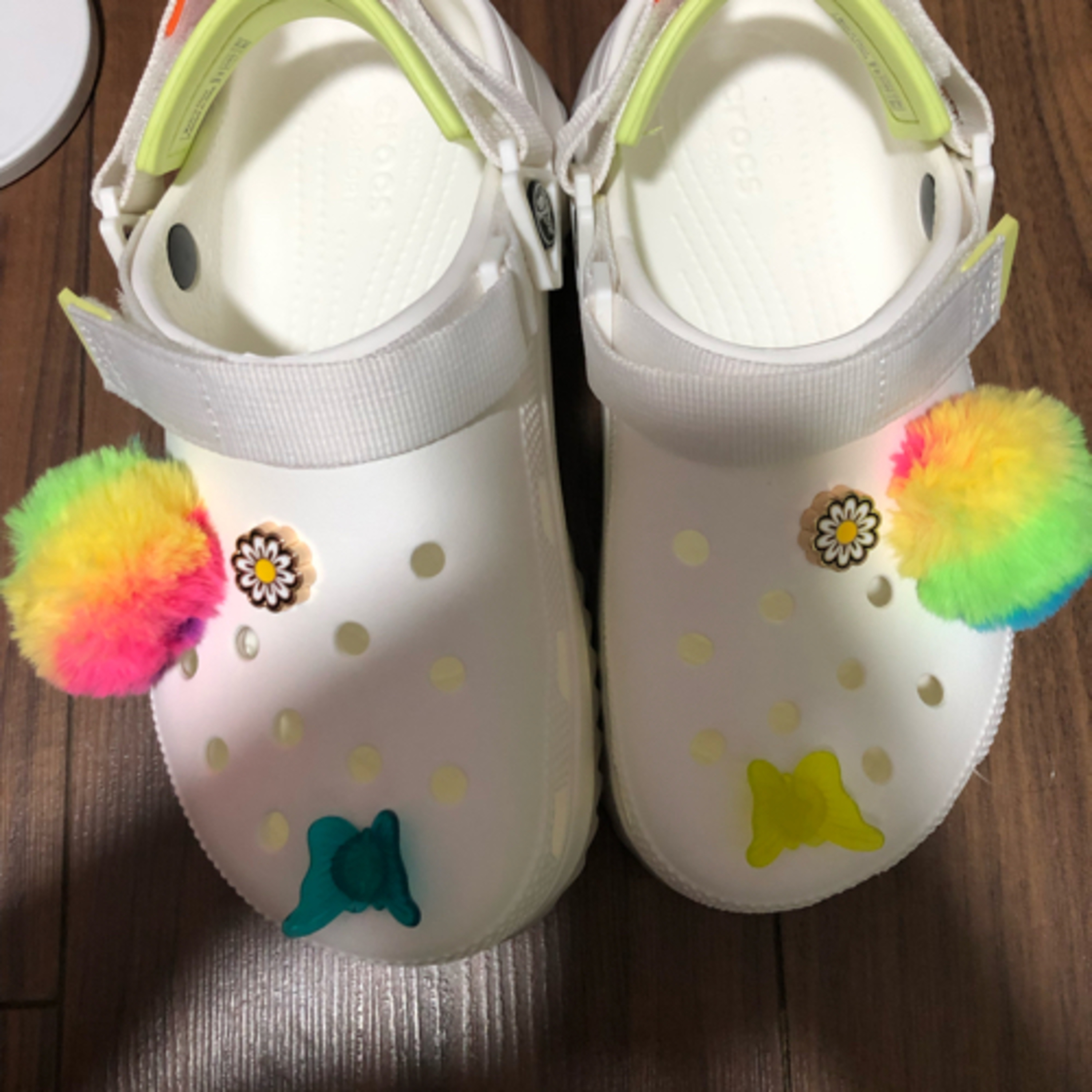 Trying and rating new crocs! episode artwork
