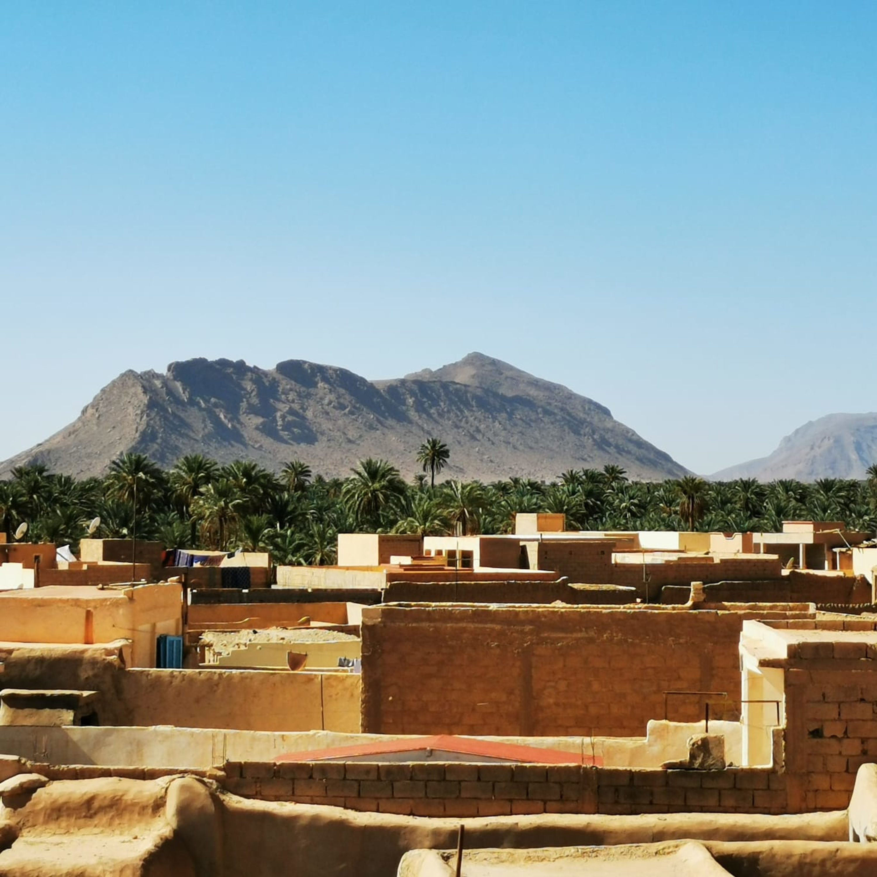 Figuig-2 : Situation de l'oasis au sud est du Maroc aux portes du désert...  episode artwork