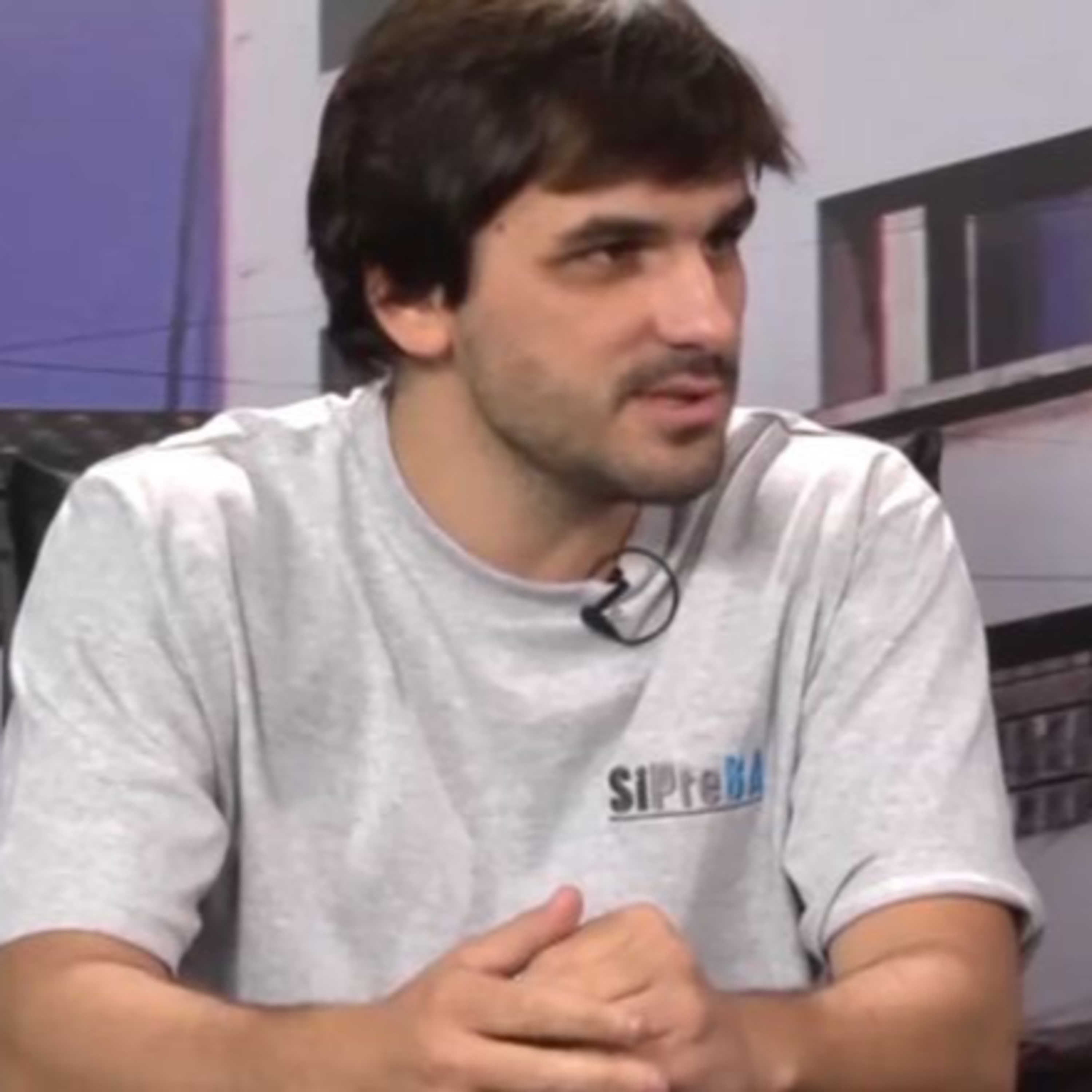 "En nuestra actividad la mayoría de los trabajadores están por debajo de la línea de pobreza. Los periodistas están coartados de expresarse libremente por la presión de mantener las fuentes laborales  episode artwork