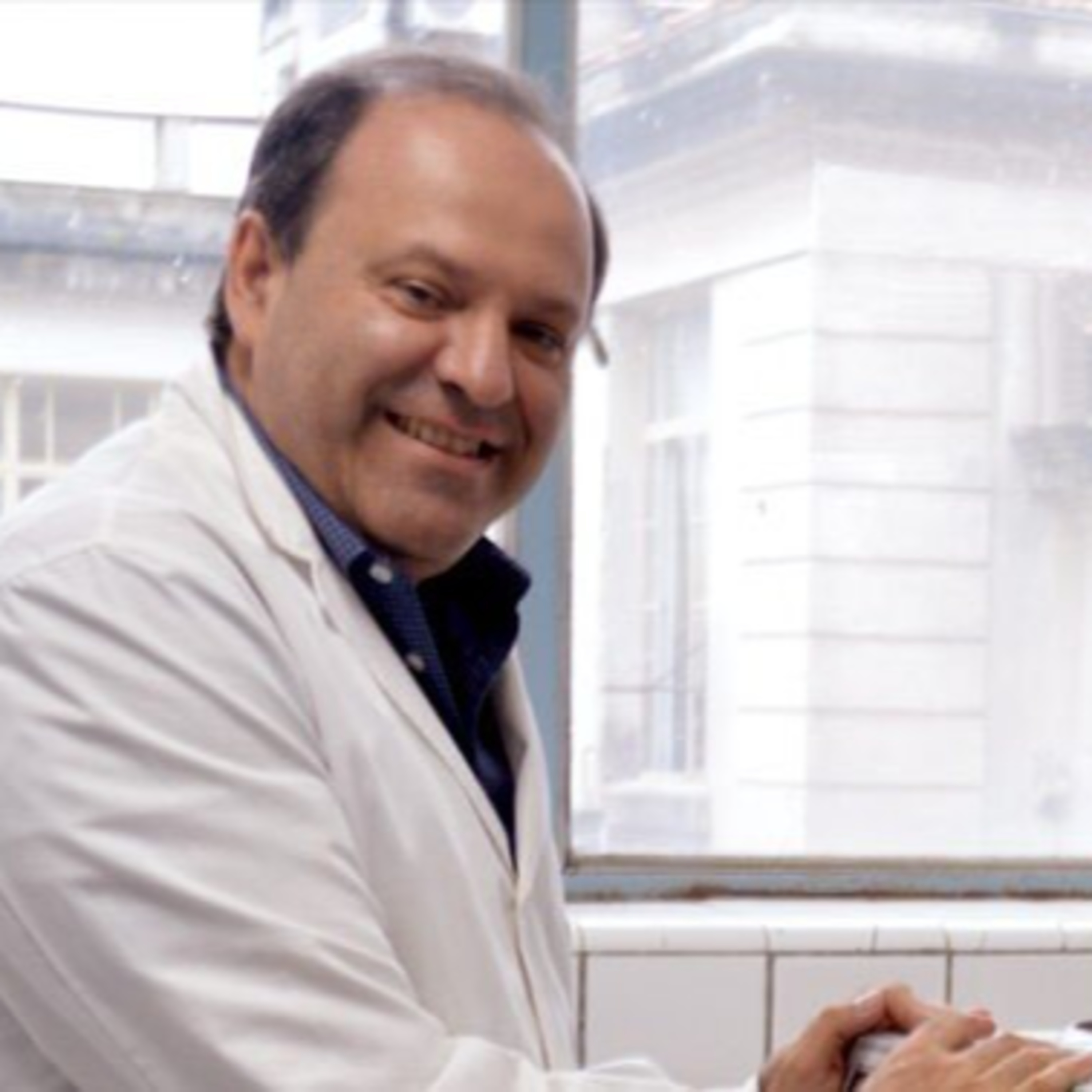 "La idea de aplicar la tercer dosis tiene que ver más con el negocio de los laboratorios, sobre todo cuando se habla dentro de un año calendario, porque sino la inmunización no sirve. " episode artwork