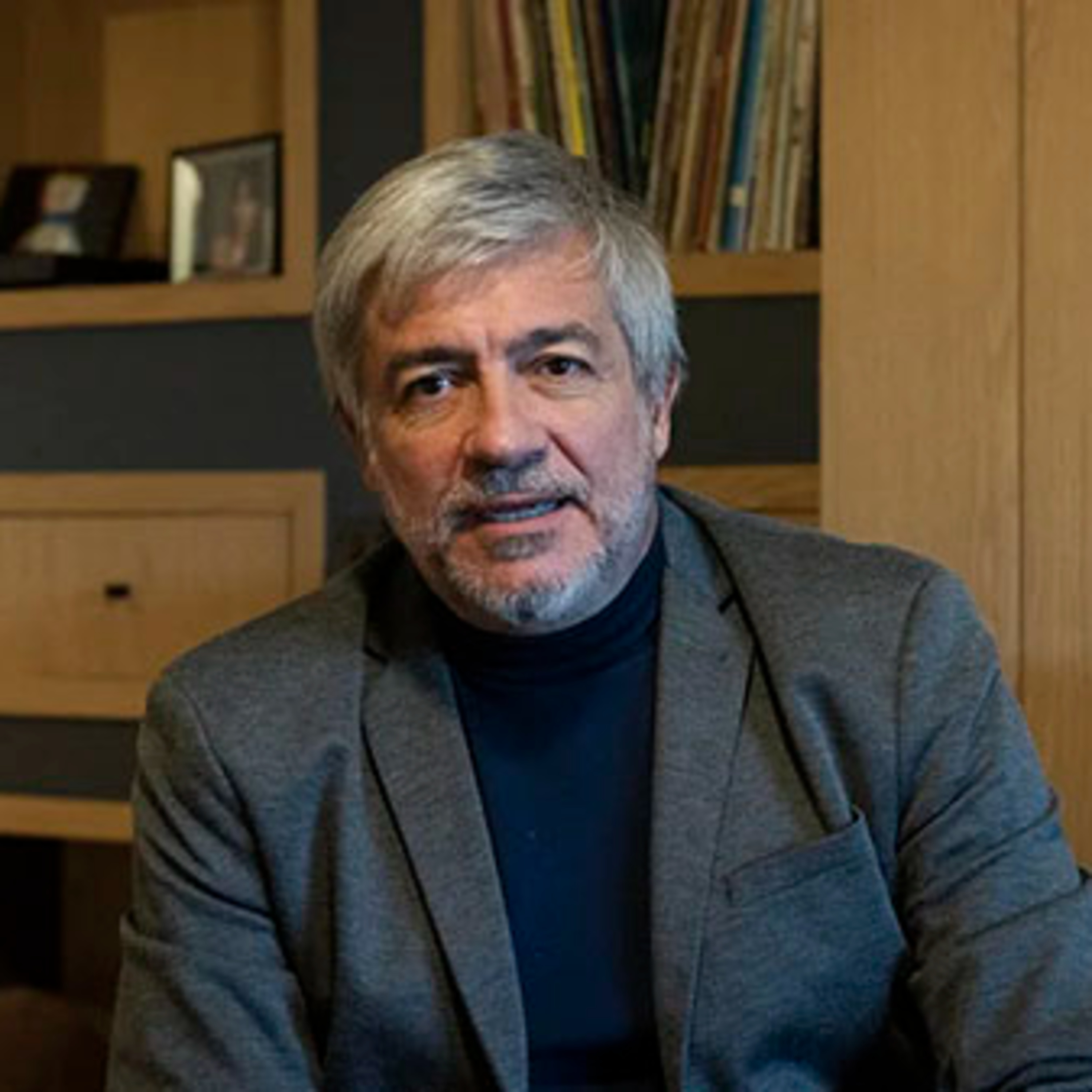  “El gobierno ahora está buscando evitar que las empresas importen descuidando la inversión y la producción nacional, pero las medidas están llegando tarde. " episode artwork