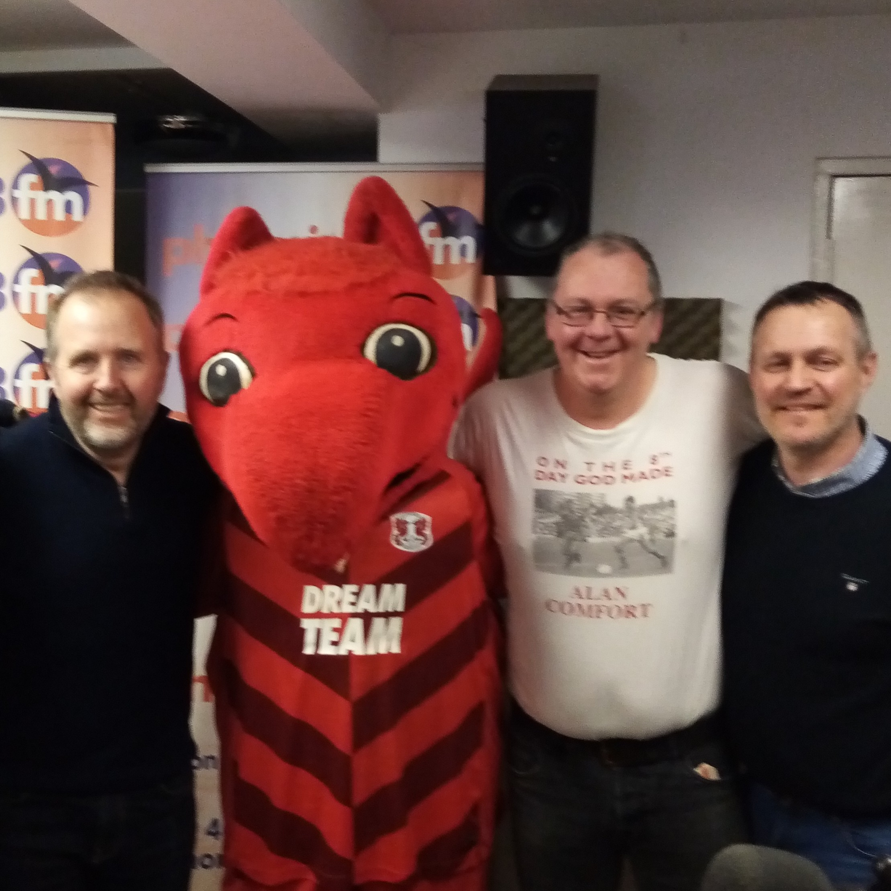 The Orient Hour - e04 e33 - Hosted by Andy Gilson, Darin Burrows, Barry Galvin with guests Mat Roper and Stuart Minchin