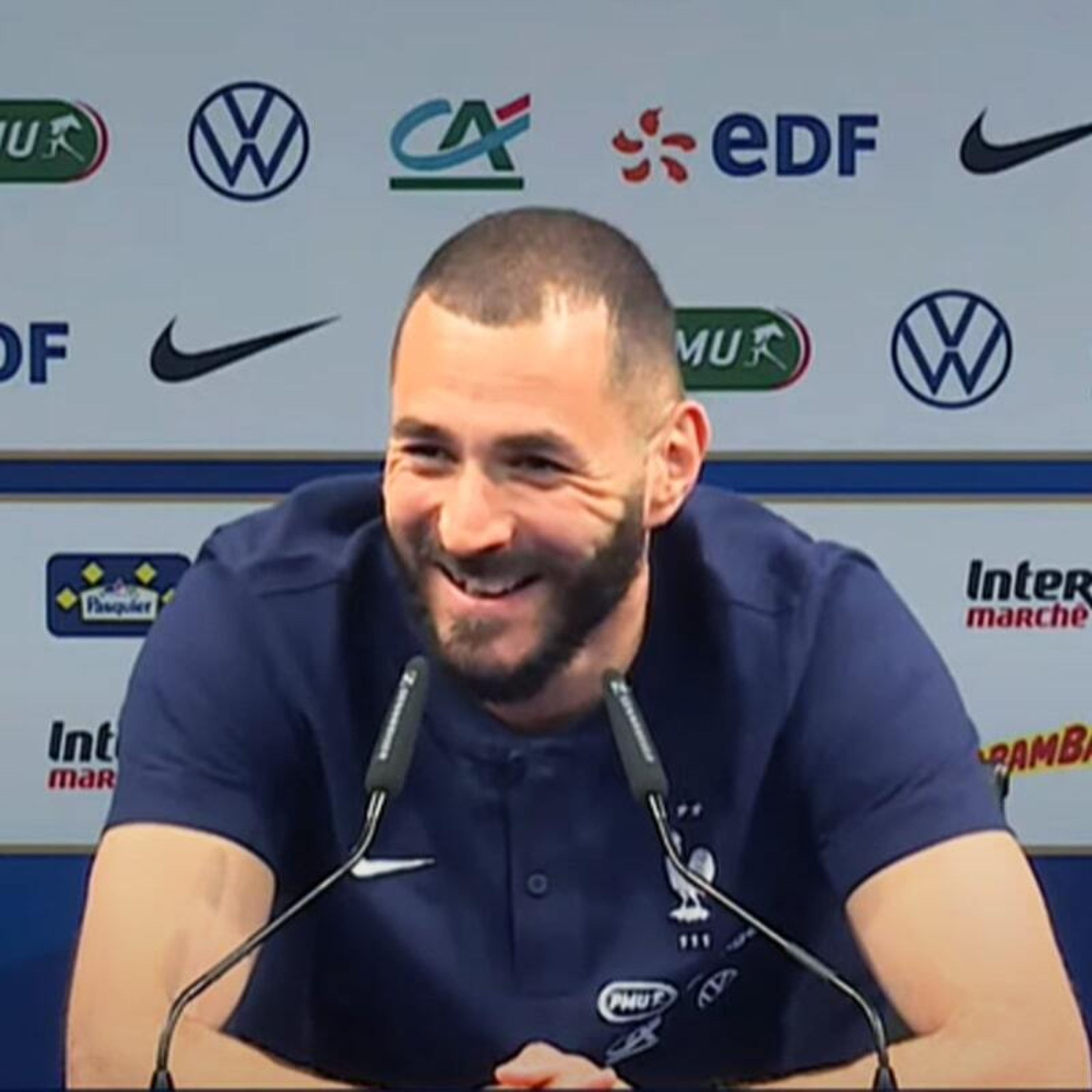 La réaction PARFAITE de Benzema quand on lui demande de remercier Didier Deschamps | News