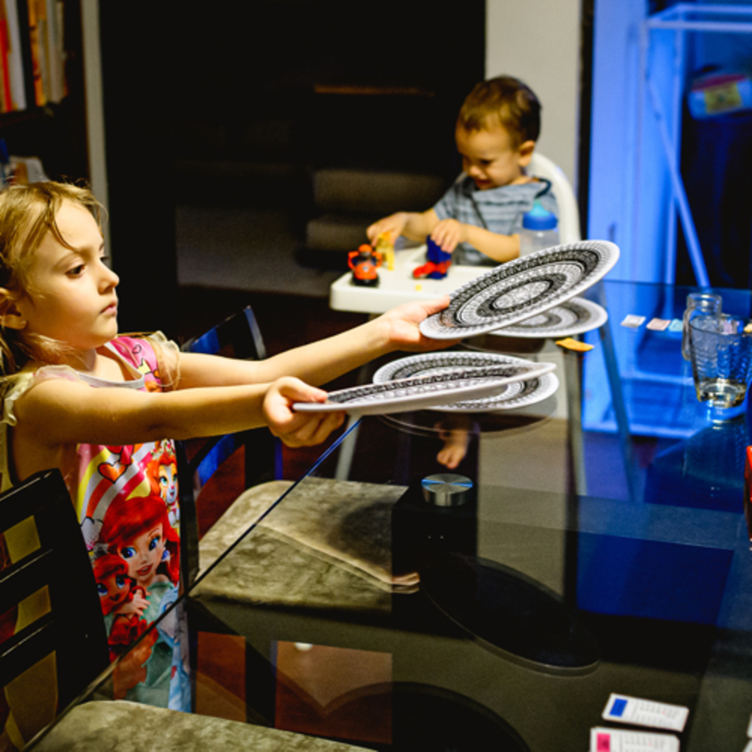 Niños ayudando en el hogar