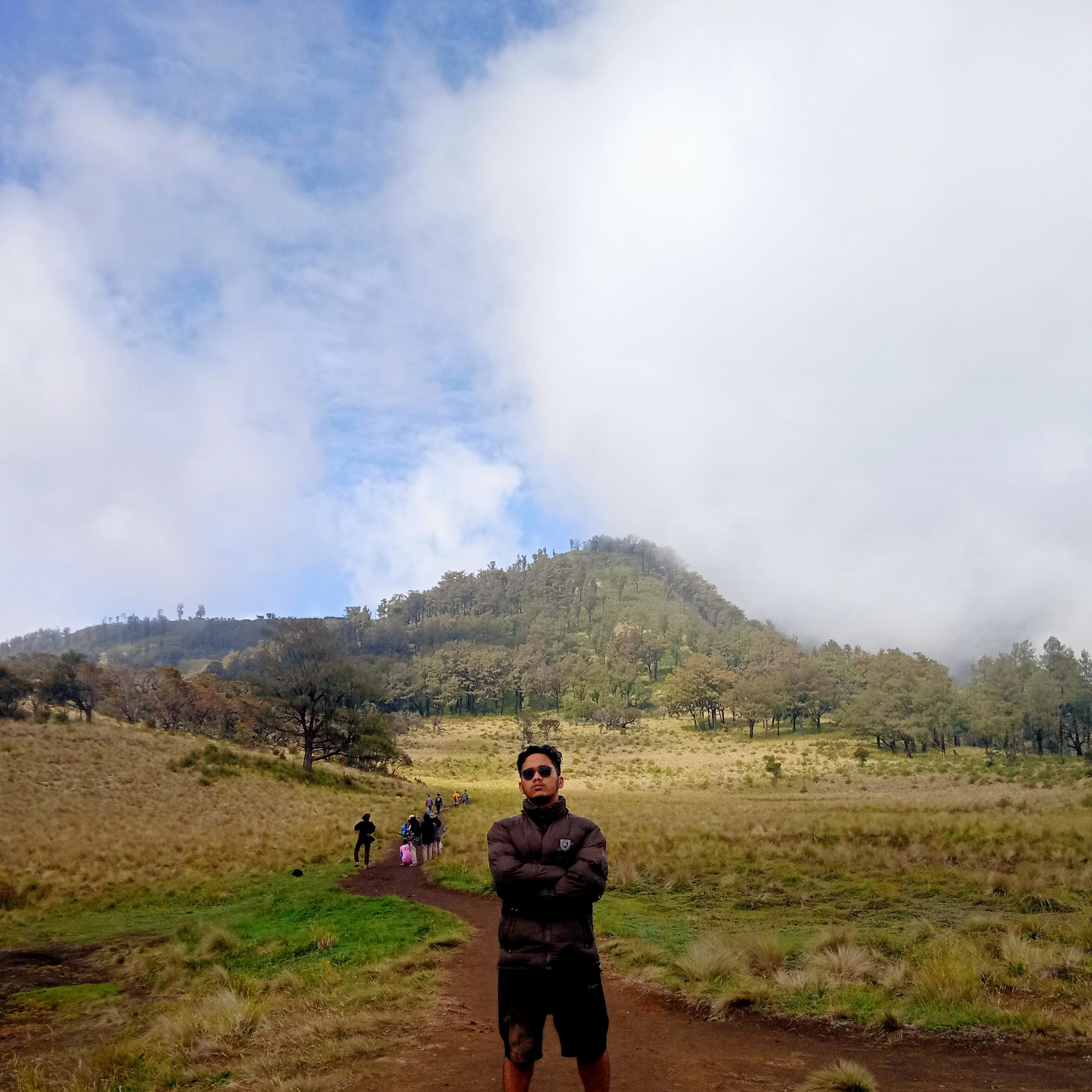 Dibalik sawah yang rimbun ada petani yang tekun episode artwork