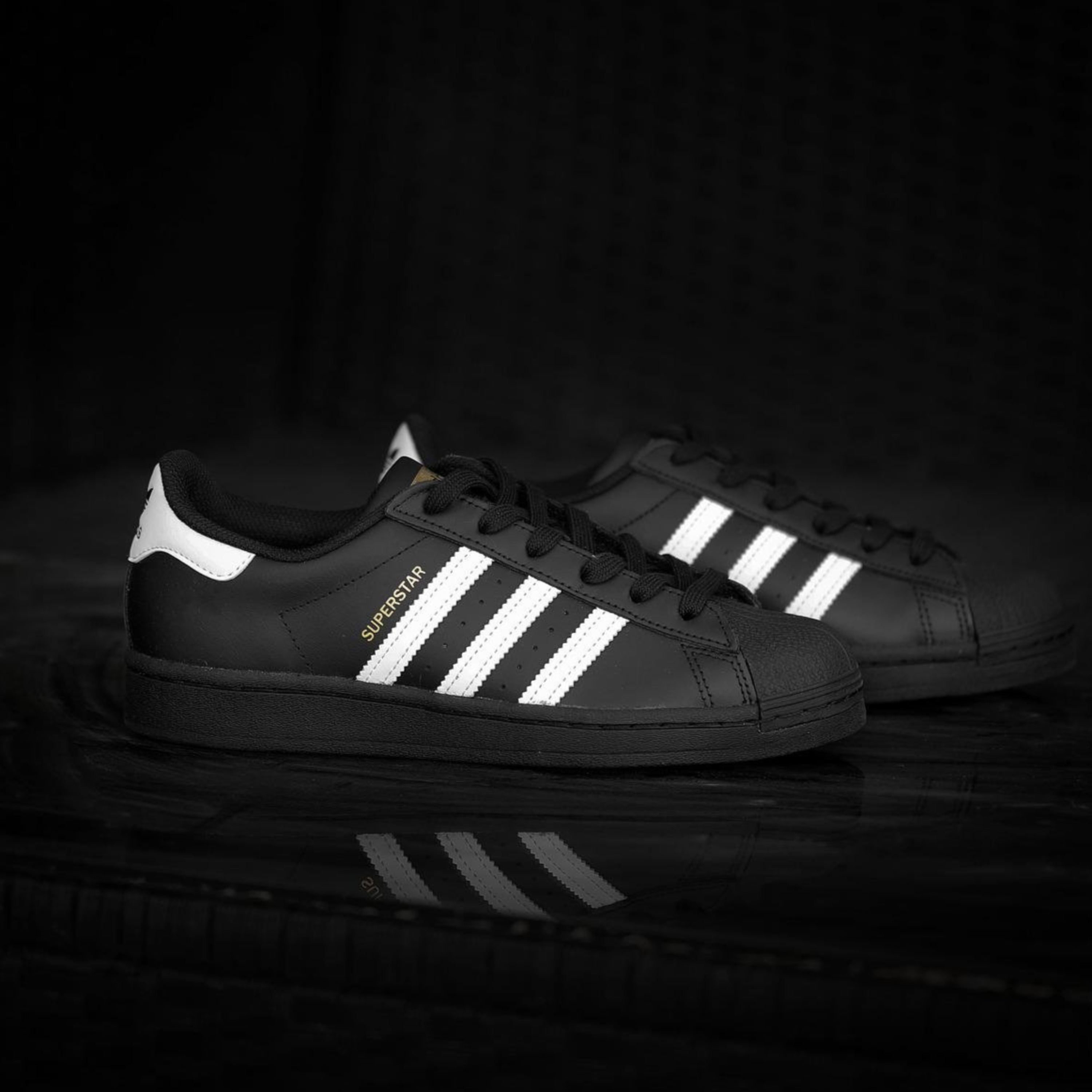 De Adidas administratie episode artwork