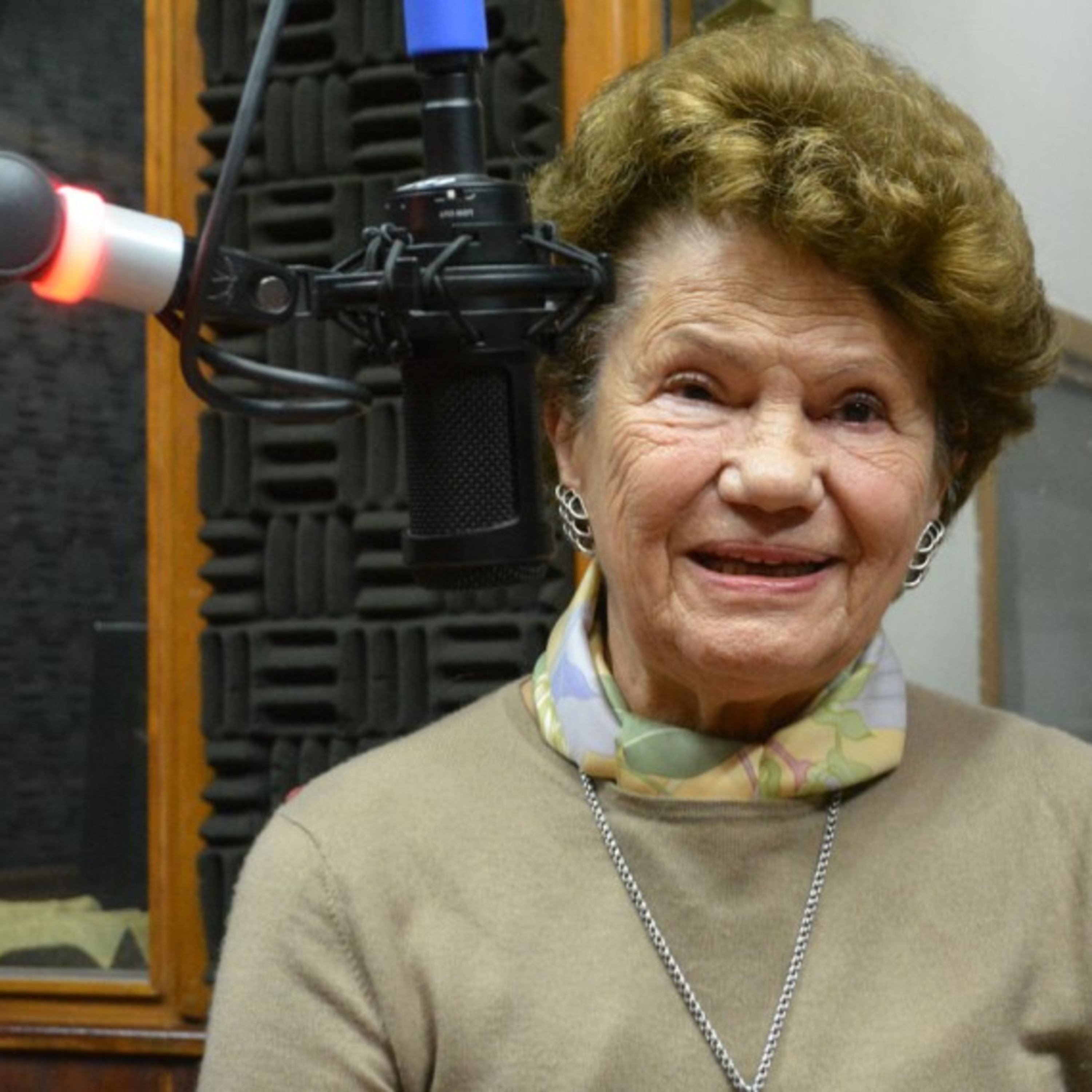 Aída Marcuse: entre la investigación del pasado y la poesía episode artwork