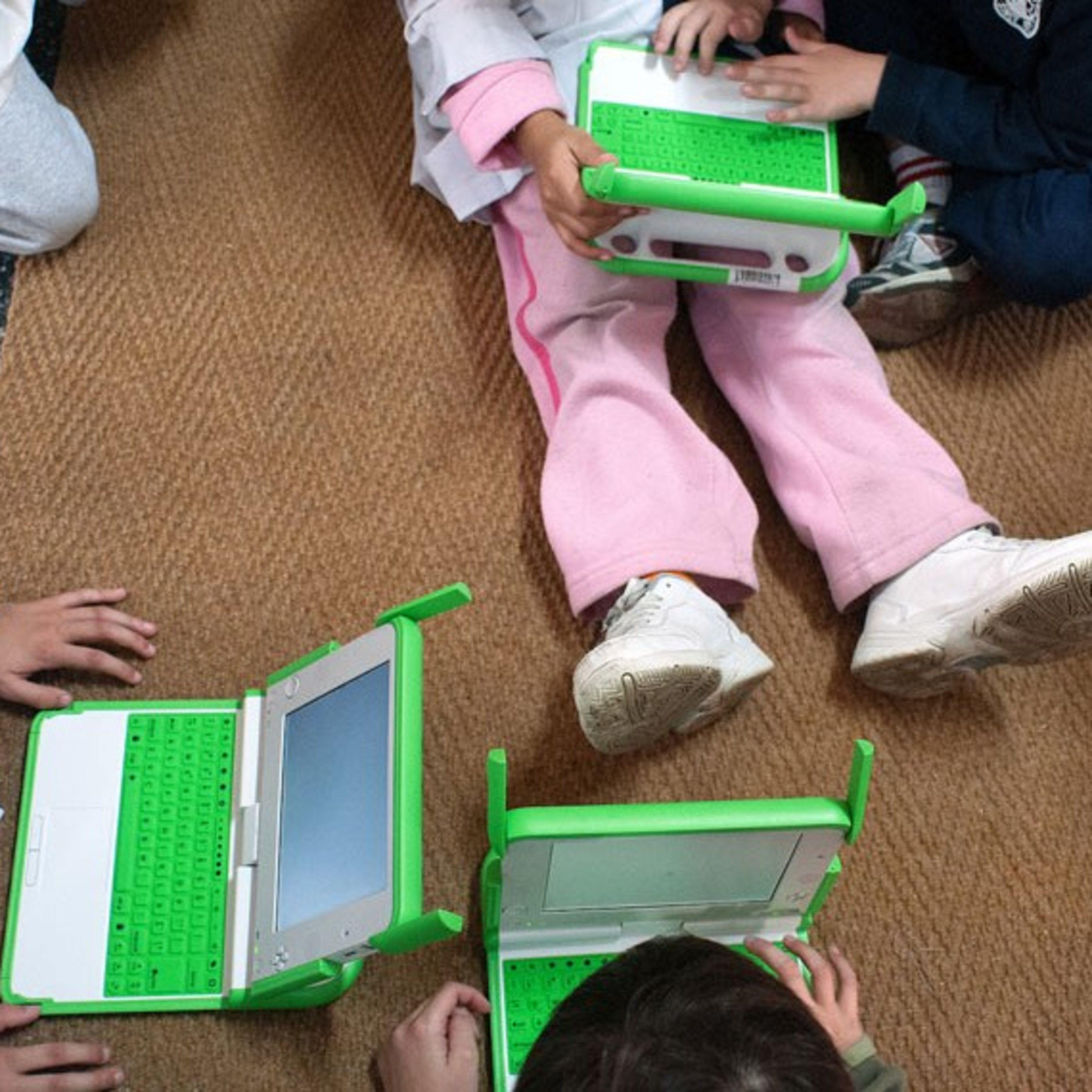 La escuela es una tecnología vieja y la pandemia da oportunidades de avance, dijo la especialista en educación Helena Rovner  episode artwork