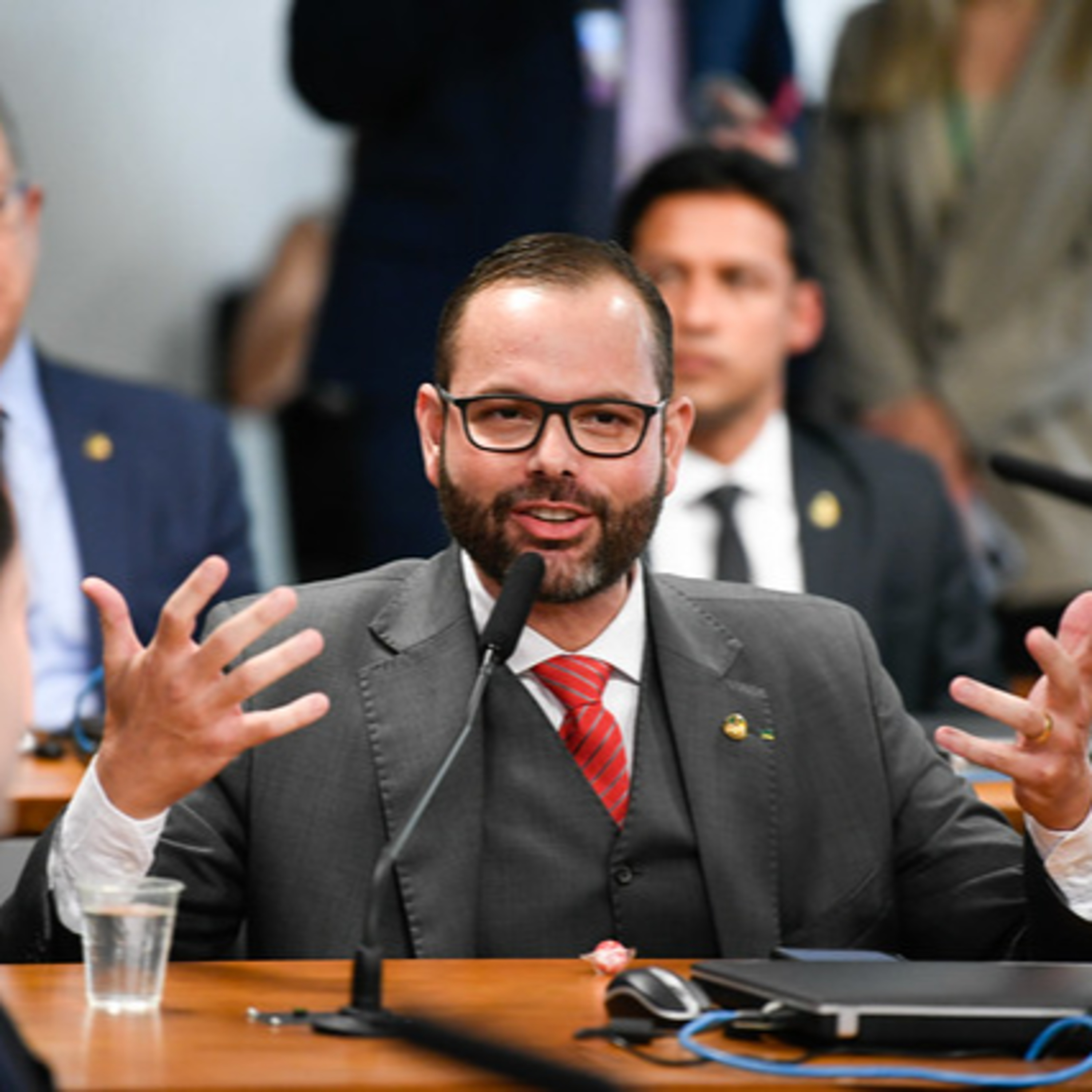 Projeto do senador catarinense proíbe linguagem neutra, polícia identifica corpo carbonizado e mais episode artwork