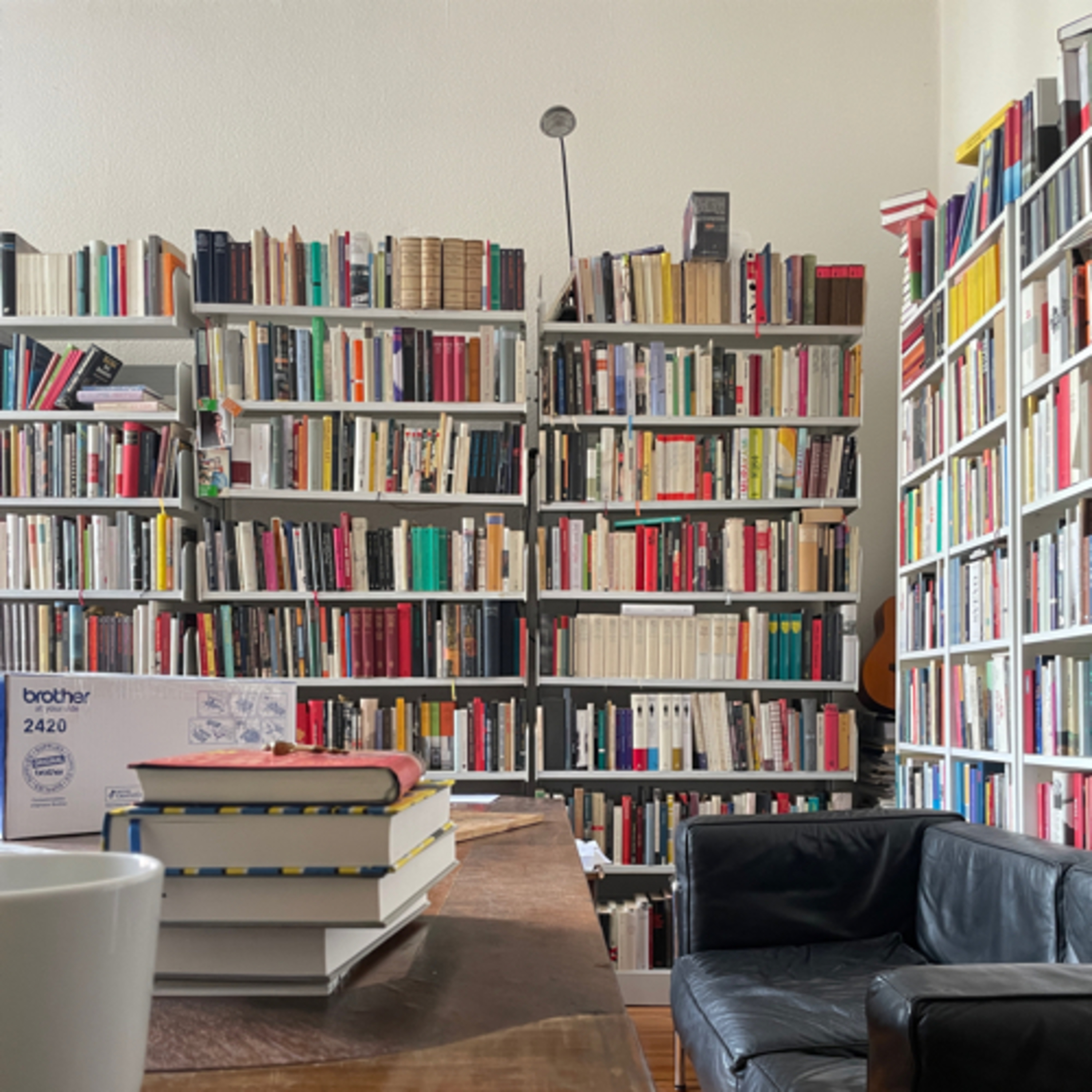 Bücher shoppen, Gespräche mit Verleger und ein Bücherzimmer - Berlin #3 episode artwork