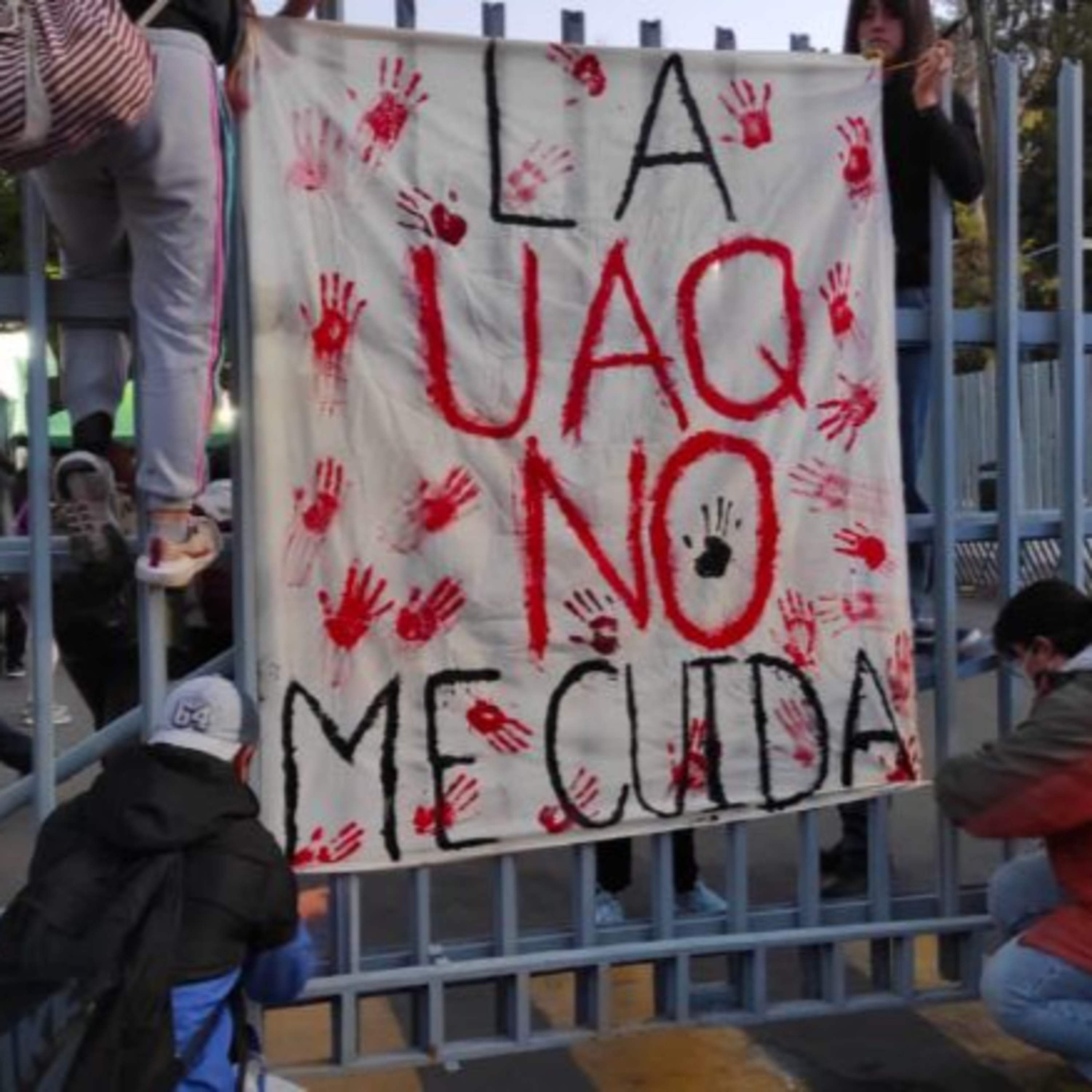 Alumnos paristas de la UAQ pegan carteles con mensajes sobre la violencia que viven. episode artwork