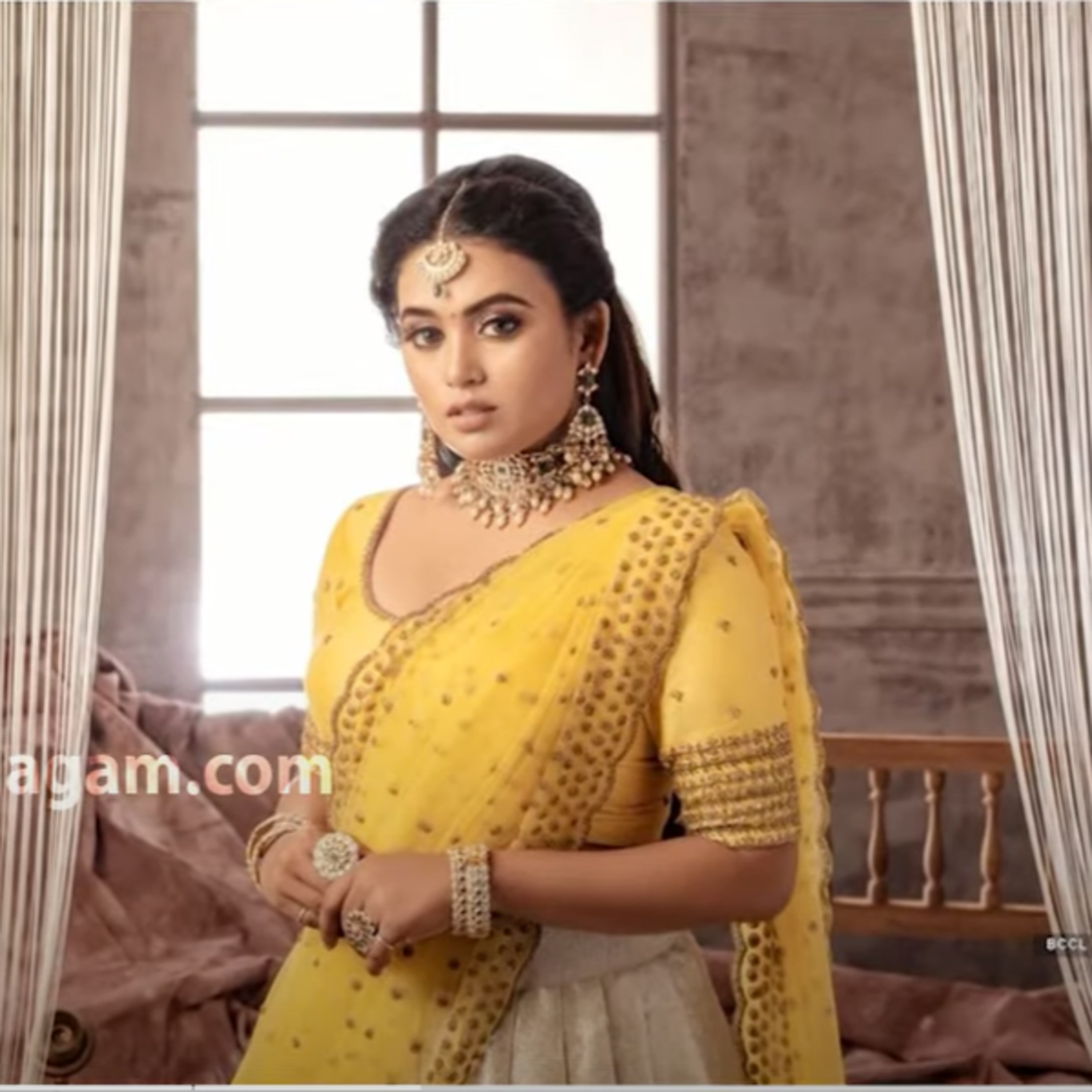Farina's mass dance for 'Oo Solriya Mama' song - Viral Video episode artwork