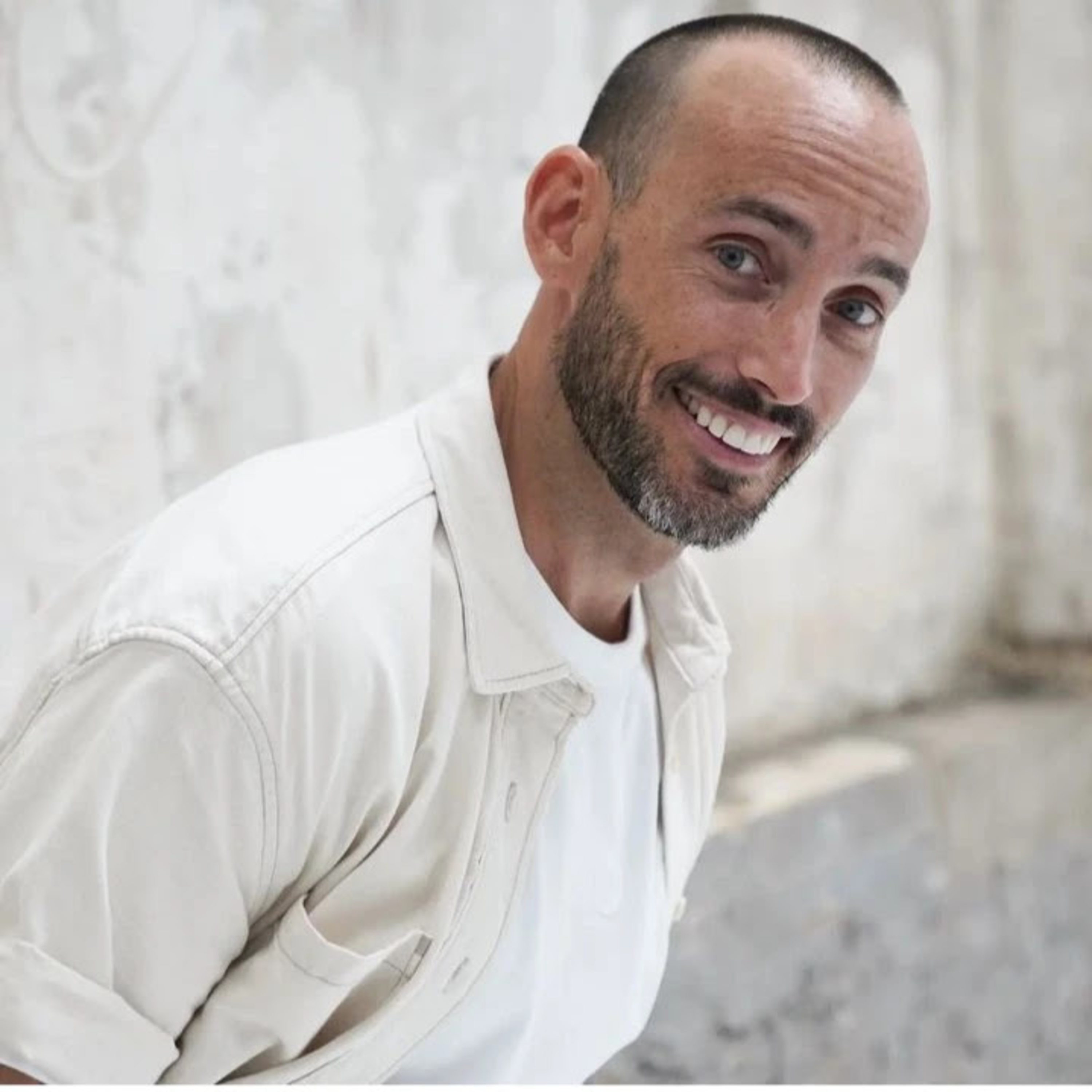 Entrevista bailarín, profesor de baile, coreógrafo, director artístico y escritor español Quique Guijarro del 16 de Noviembre de 2022. episode artwork