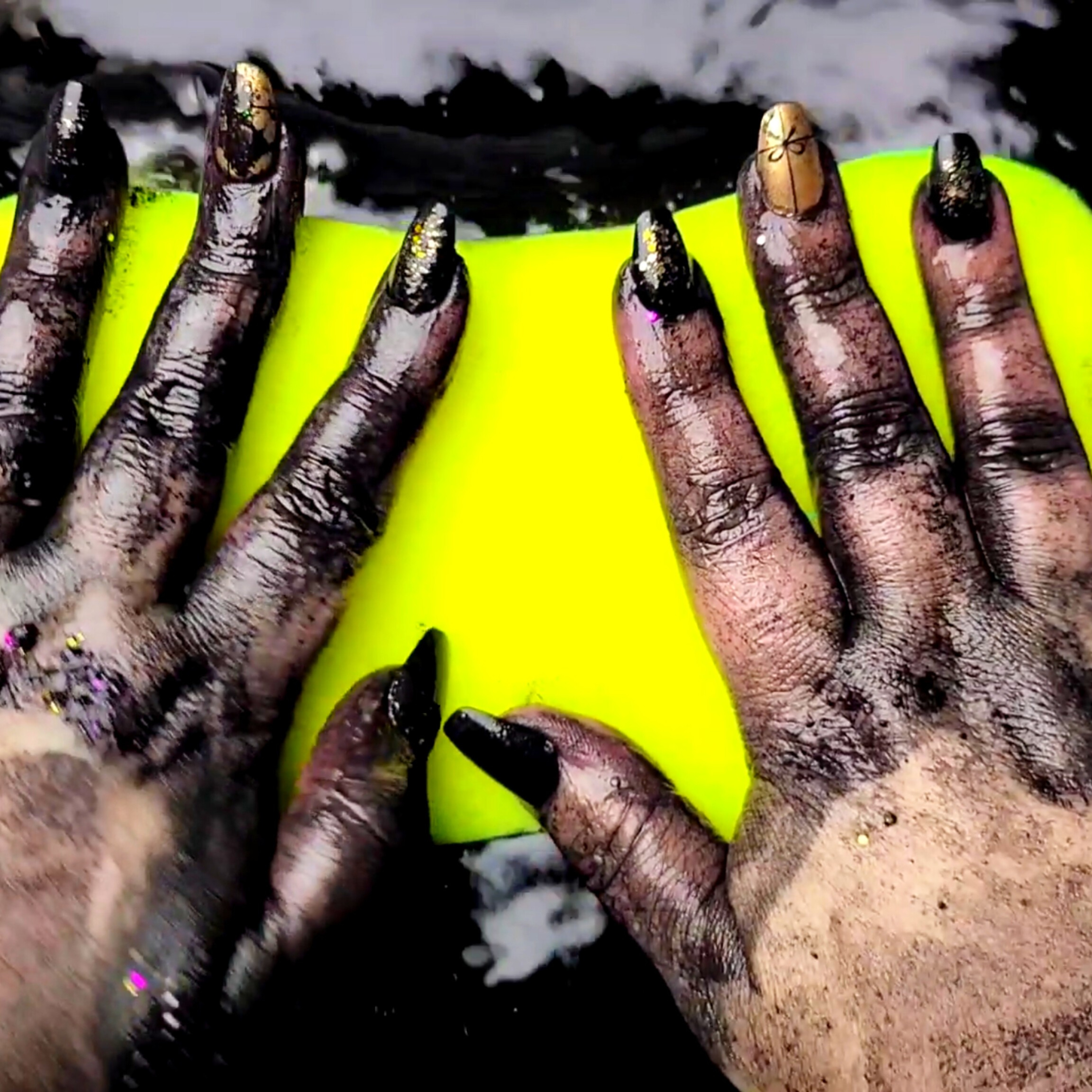 Black & Yellow Sponge Rinse 🐝🖤✨ Washing Away Black Iron Oxide Glitter Paste